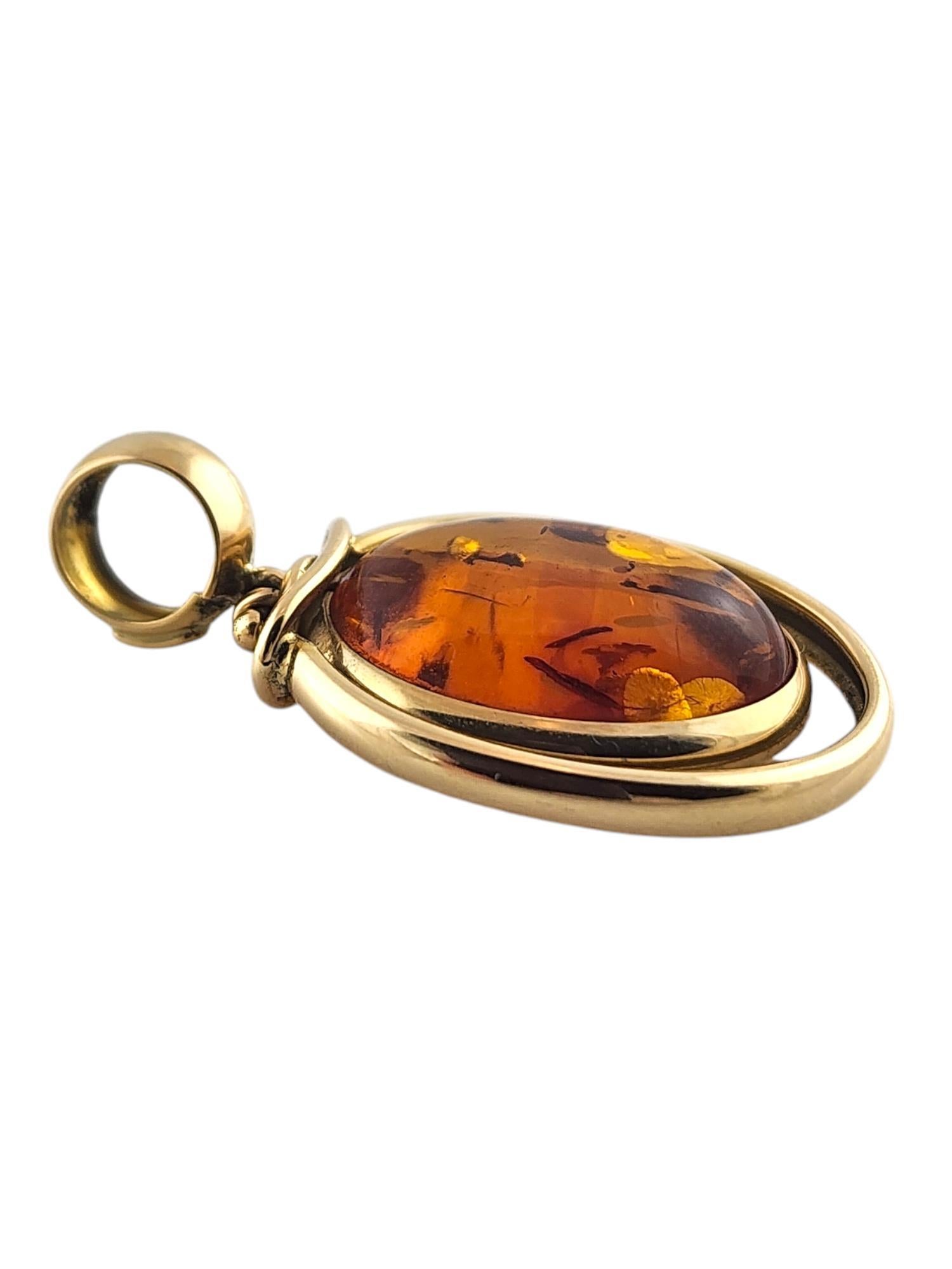 Albor Pendentif Ambre en or jaune 18 carats

Ce magnifique pendentif est orné d'une superbe pierre d'ambre sertie dans de l'or jaune 18 carats. Il sera du plus bel effet sur n'importe qui !

Taille : 33.25mm X 19.25mm X 6.20mm

Poids : 3,69 g/ 2,38