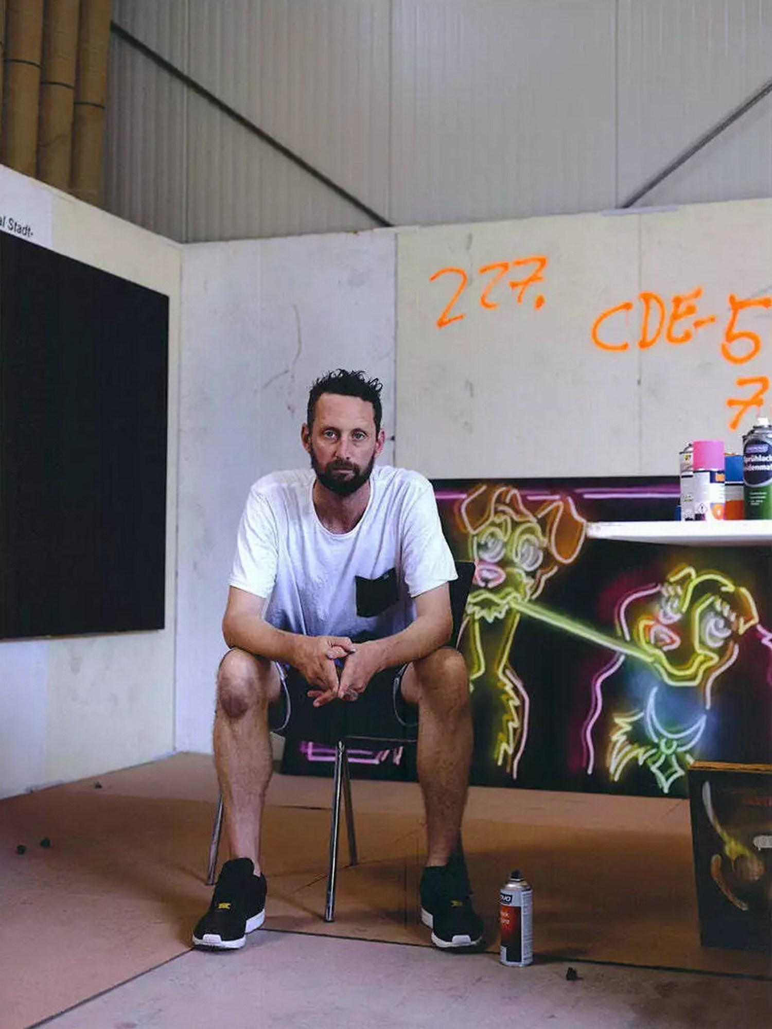 D. Straker bei der Arbeit (Muralist, Neon, Glow, Graffiti, Street Art) - Gris Portrait Photograph par Albrecht Fuchs