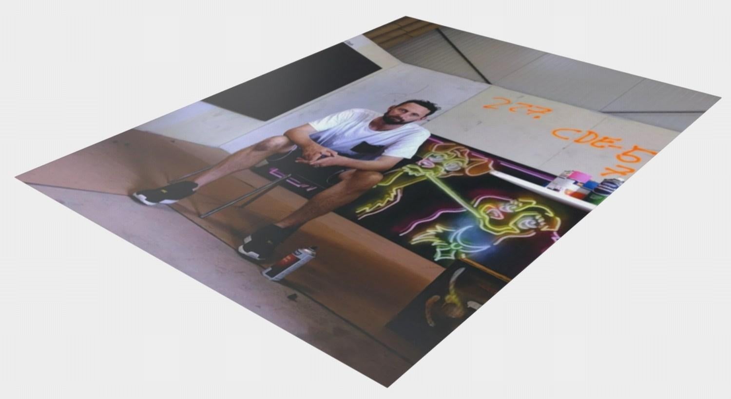 D. Straker bei der Arbeit (Muralist, Neon, Glow, Graffiti, Street Art) en vente 1