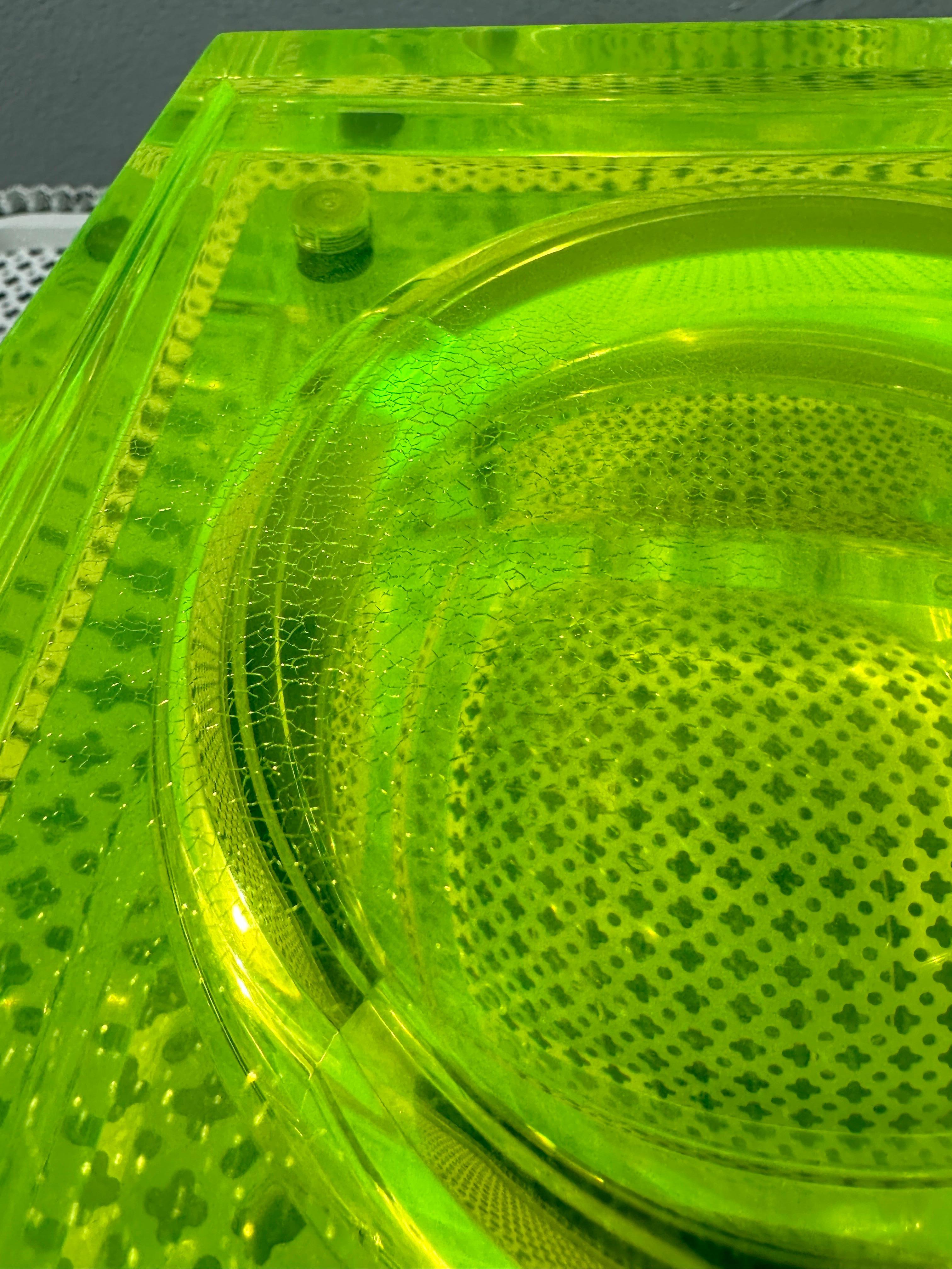 Albrizzi Faceted Lucite Swivel Top Ice Bucket with Neon Green Infusion In Good Condition In East Hampton, NY