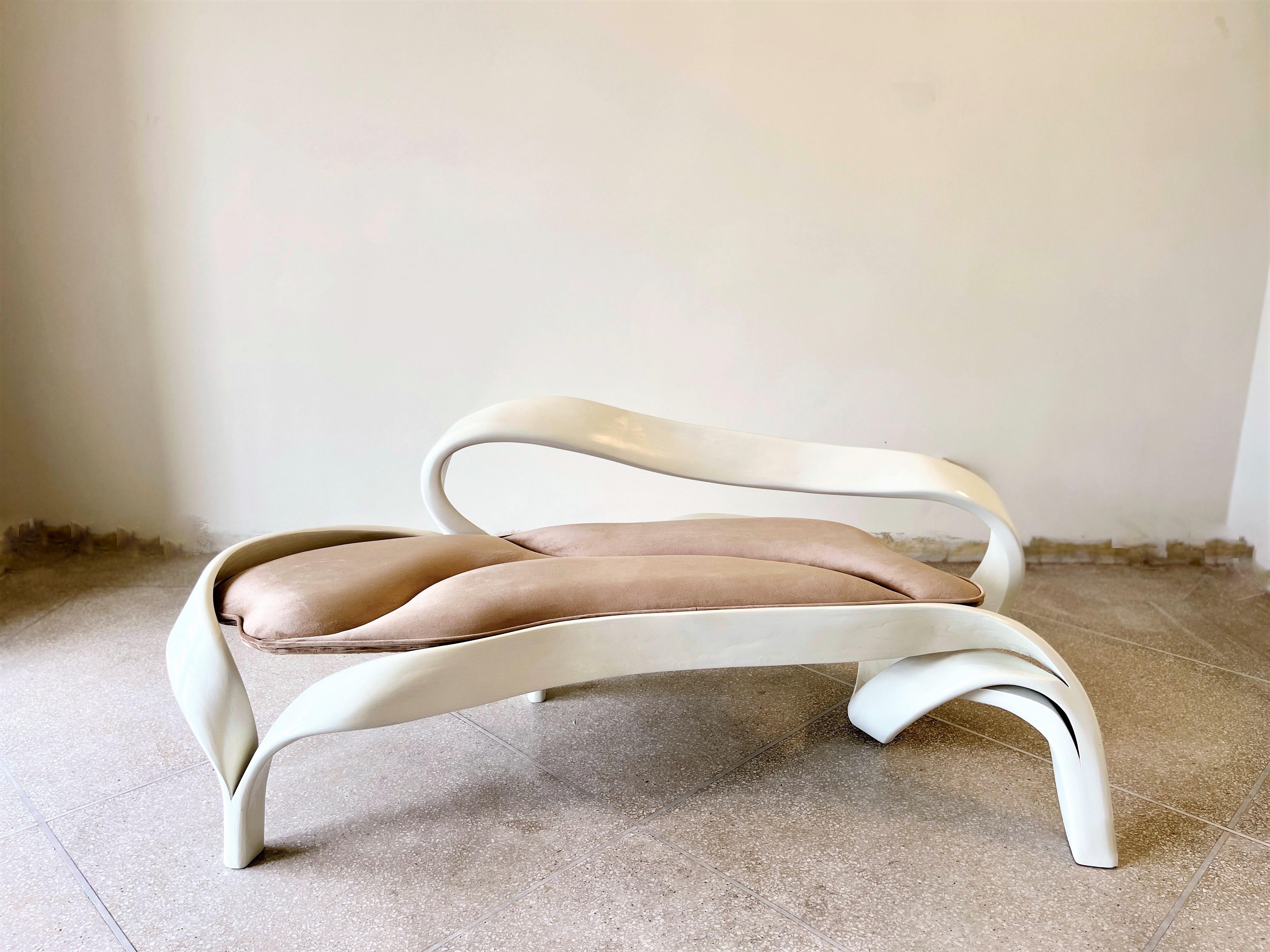 Organique Deux Seater n° 3 de la série Fluentum de Raka Studio en bois de frêne et velours en vente
