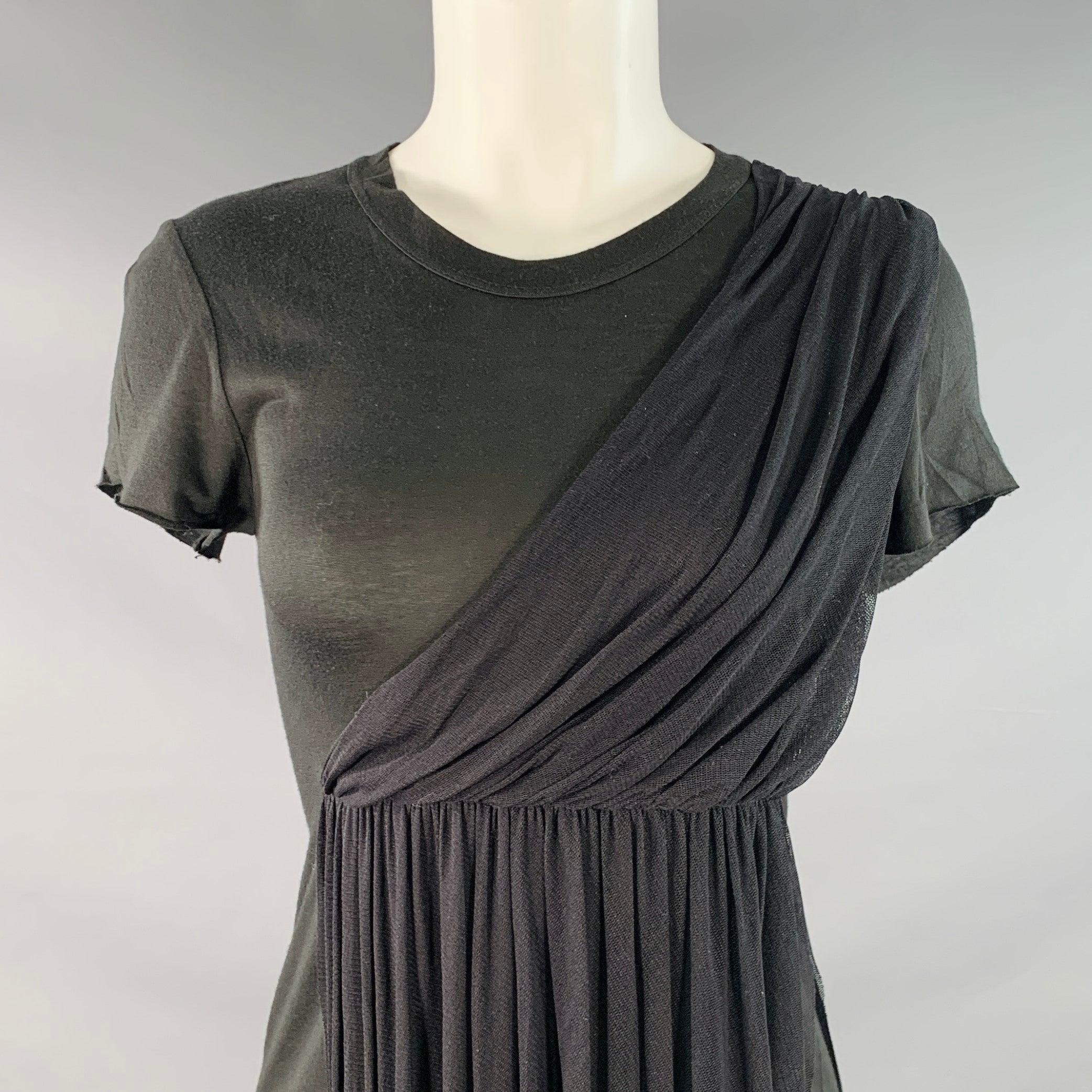 Robe A.L.C.
en modal noir extensible avec empiècements en maille de soie, avec manches courtes, maille drapée et encolure ras du cou. Fabriqué aux Etats-Unis. Très bon état. Petit trou sur le côté. 

Marqué :   4 

Mesures : 
 
Épaule : 14 pouces