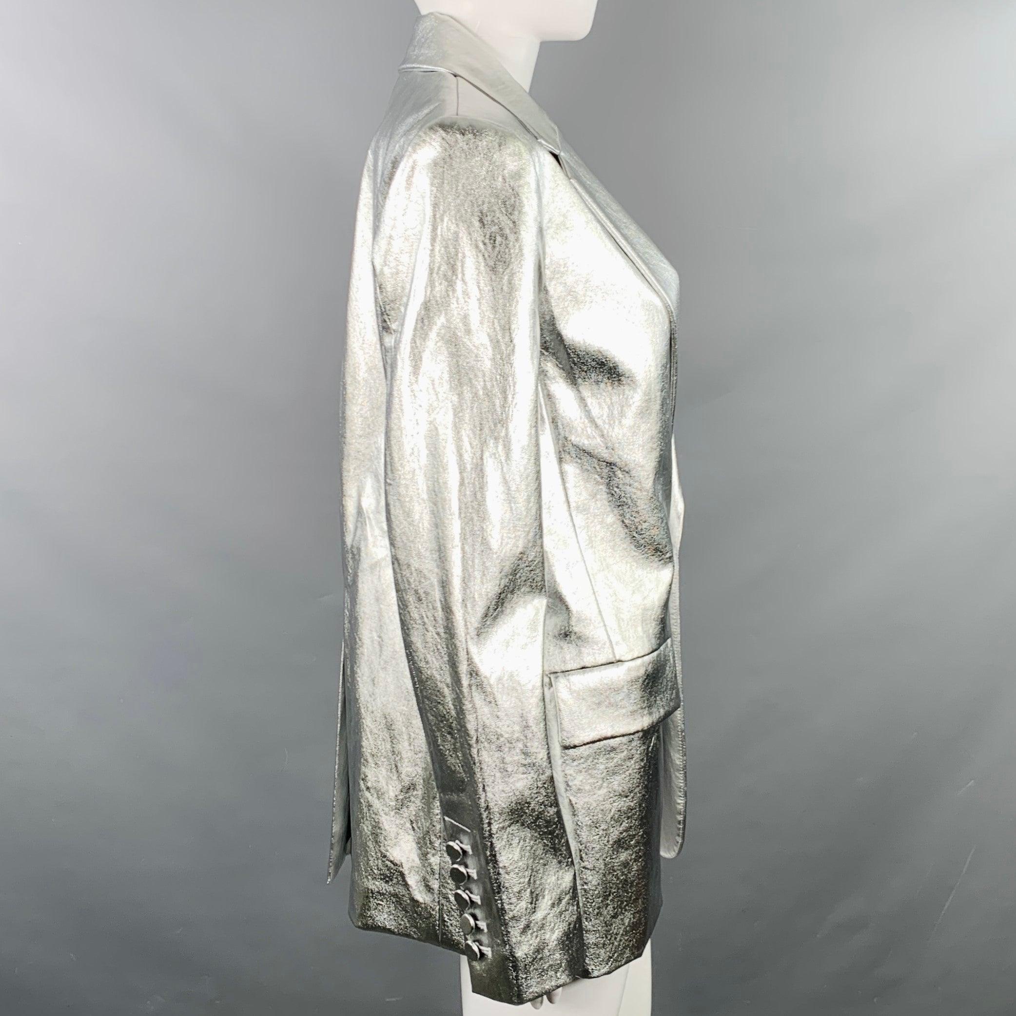 Blazer di A.L.C.
in tessuto misto viscosa color argento metallizzato, con revers a lancia, spacco posteriore e chiusura a un bottone. Nuovo con etichetta. 

Contrassegnato:   8 

Misure: 
 
Spalla: 16,5 pollici Busto: 39 pollici Manica: 25,5 pollici