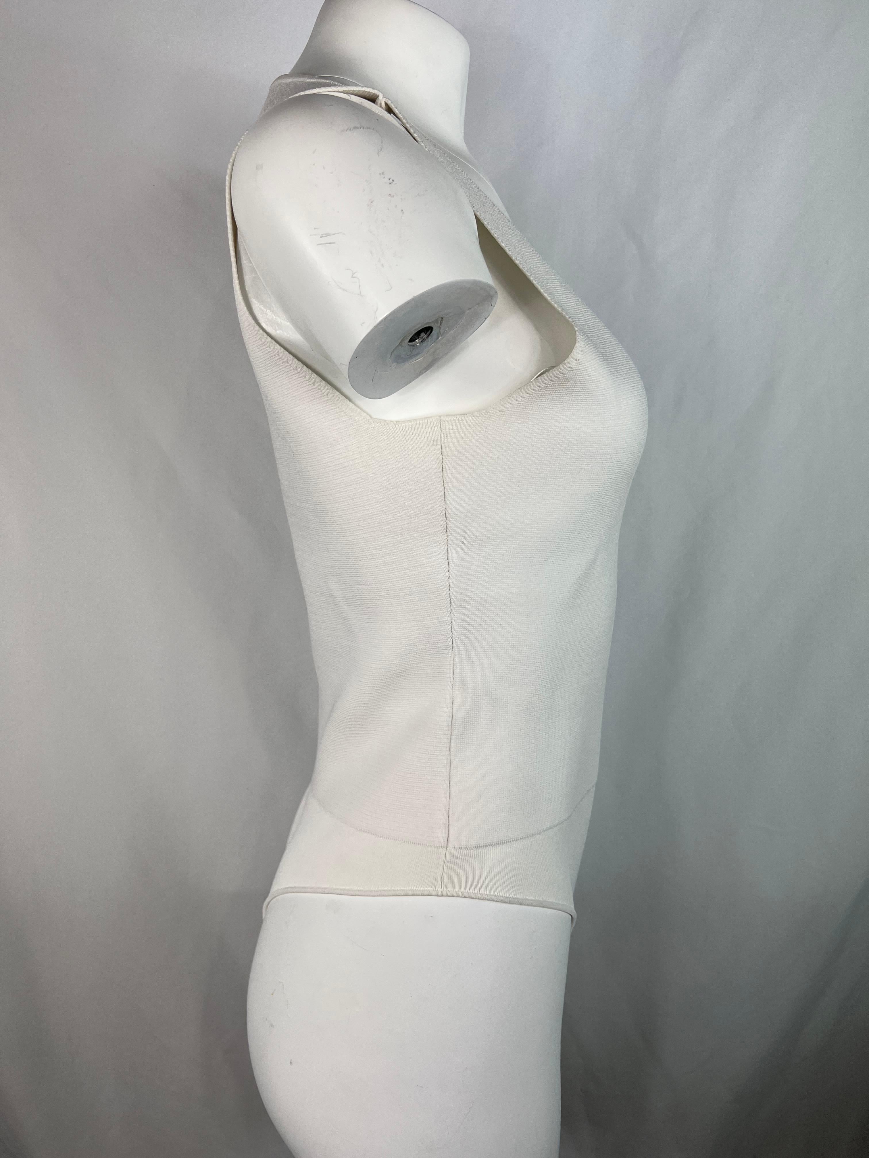 Einzelheiten zum Produkt:

Der Bodysuit hat einen tiefen V-Ausschnitt, ist ärmellos und hat einen String als Unterteil.