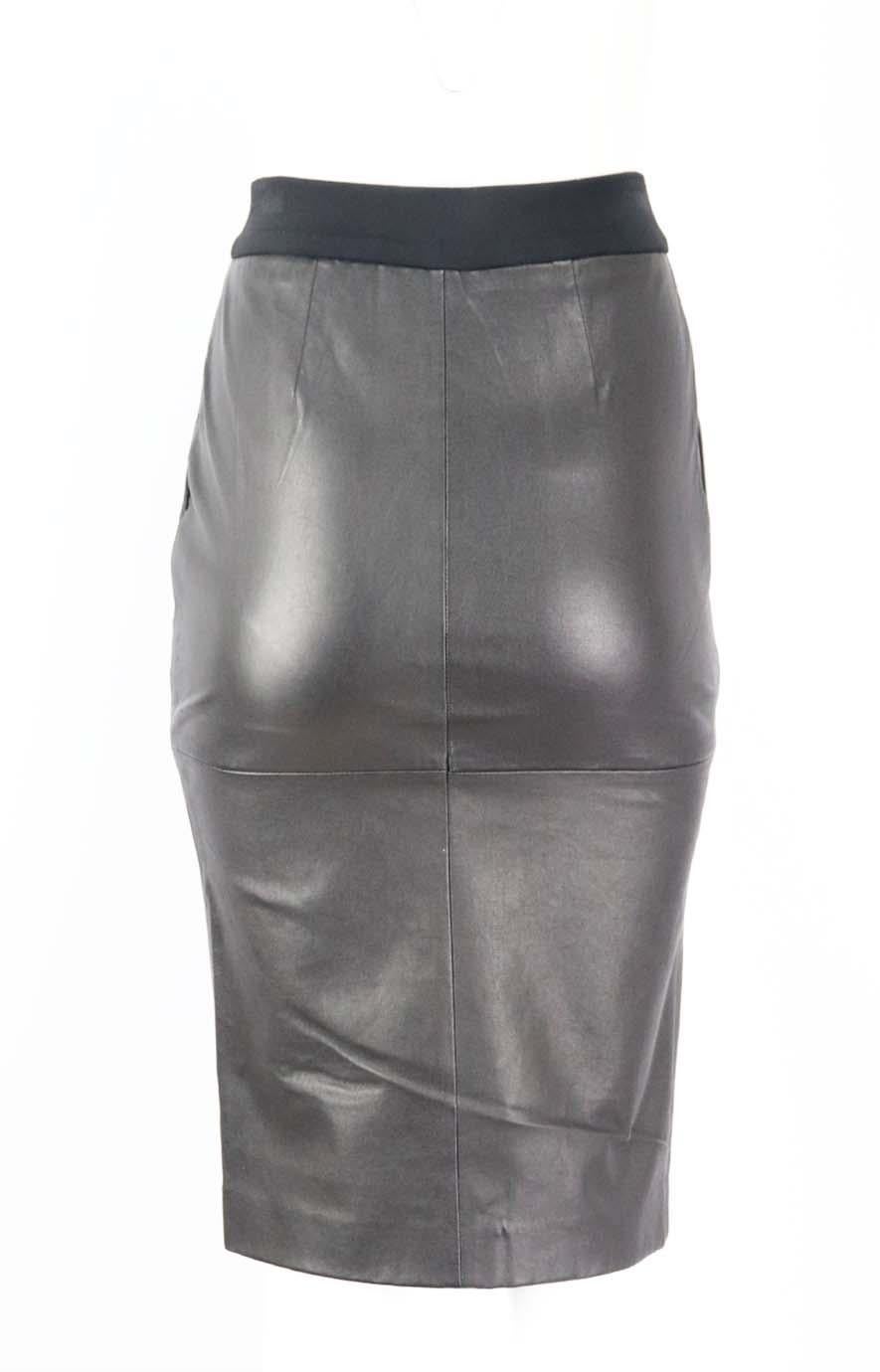 This sleek skirt is crafted from supple black leather with edgy silver zip down the front - a nod to the label's luxurious rock 'n' roll aesthetic, it's fully lined in silk for a smooth fit. Black leather. Zip fastening at front. 100% Leather;