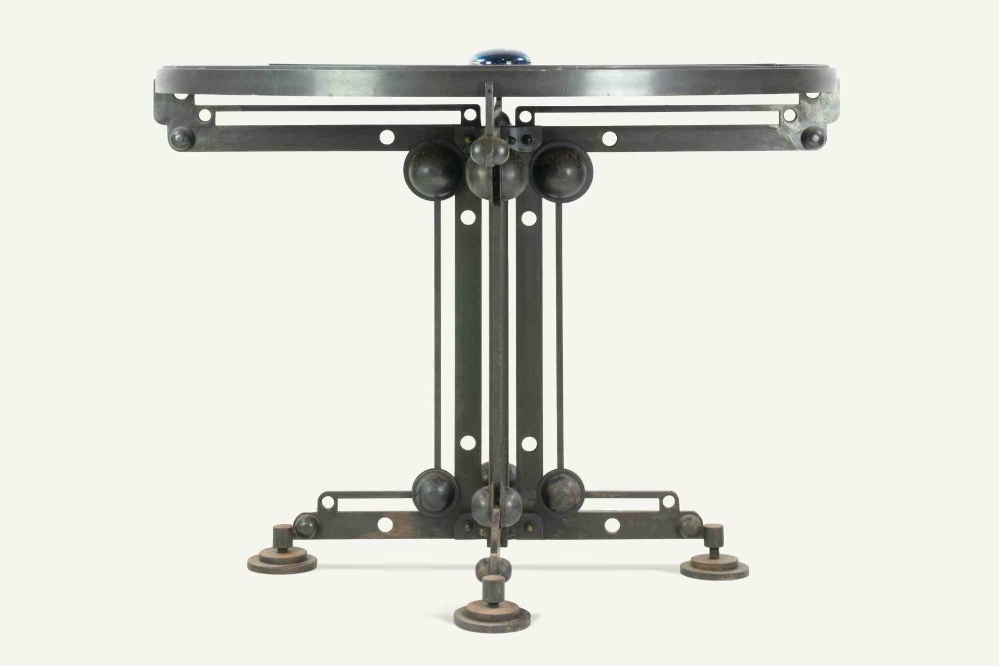 Tavolo da caffè Alchemica di Roberto Fallani per Formitalia.

Ferro e vetro lavorati a mano. 1998.

Pezzo unico realizzato a Firenze, Italia.

H74 cm / P. 110 cm. 

Condizioni molto buone