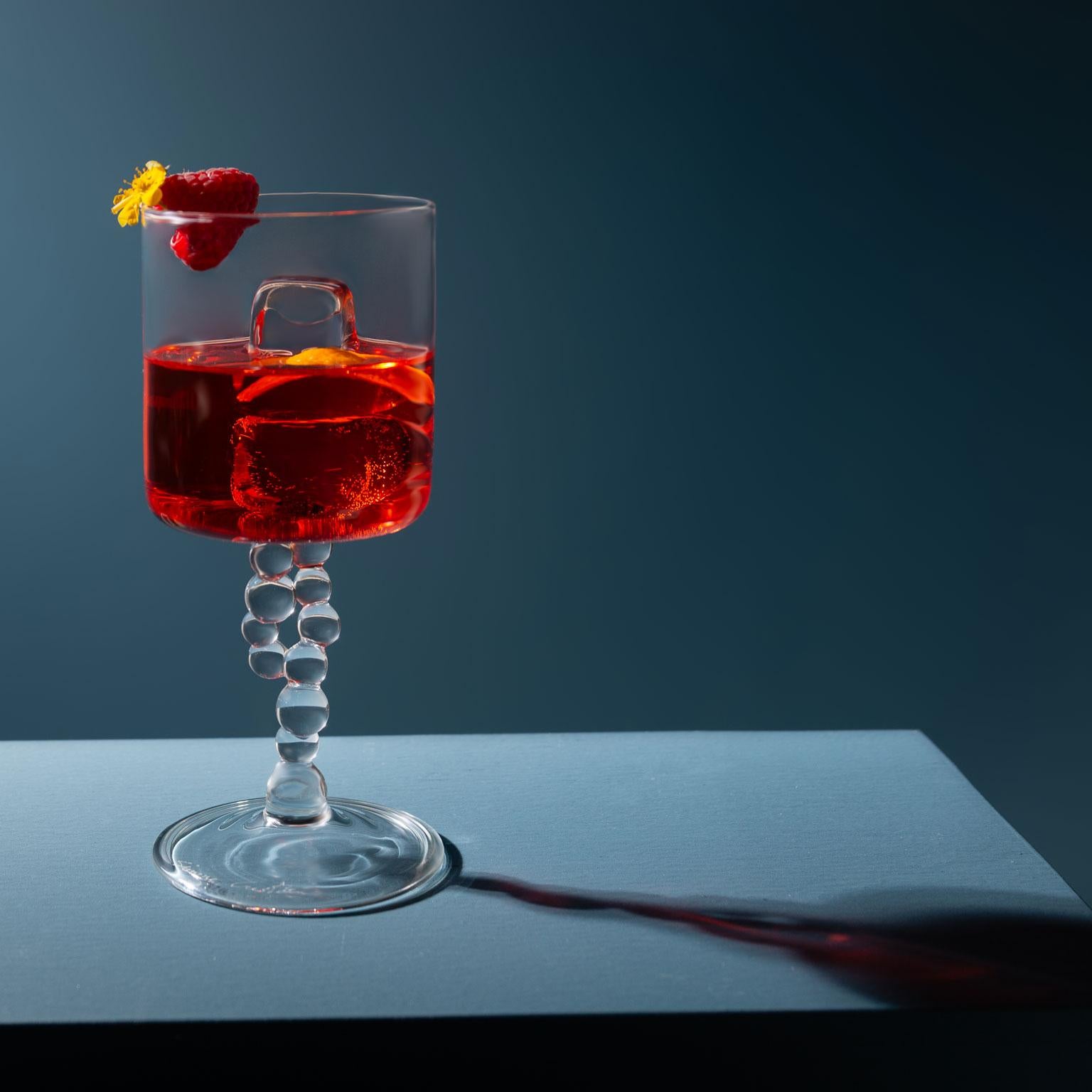 Juego de Vino Contemporáneo Alchemica Grande Botella de Vino Soplada a Mano Burbujas Chic en venta 1