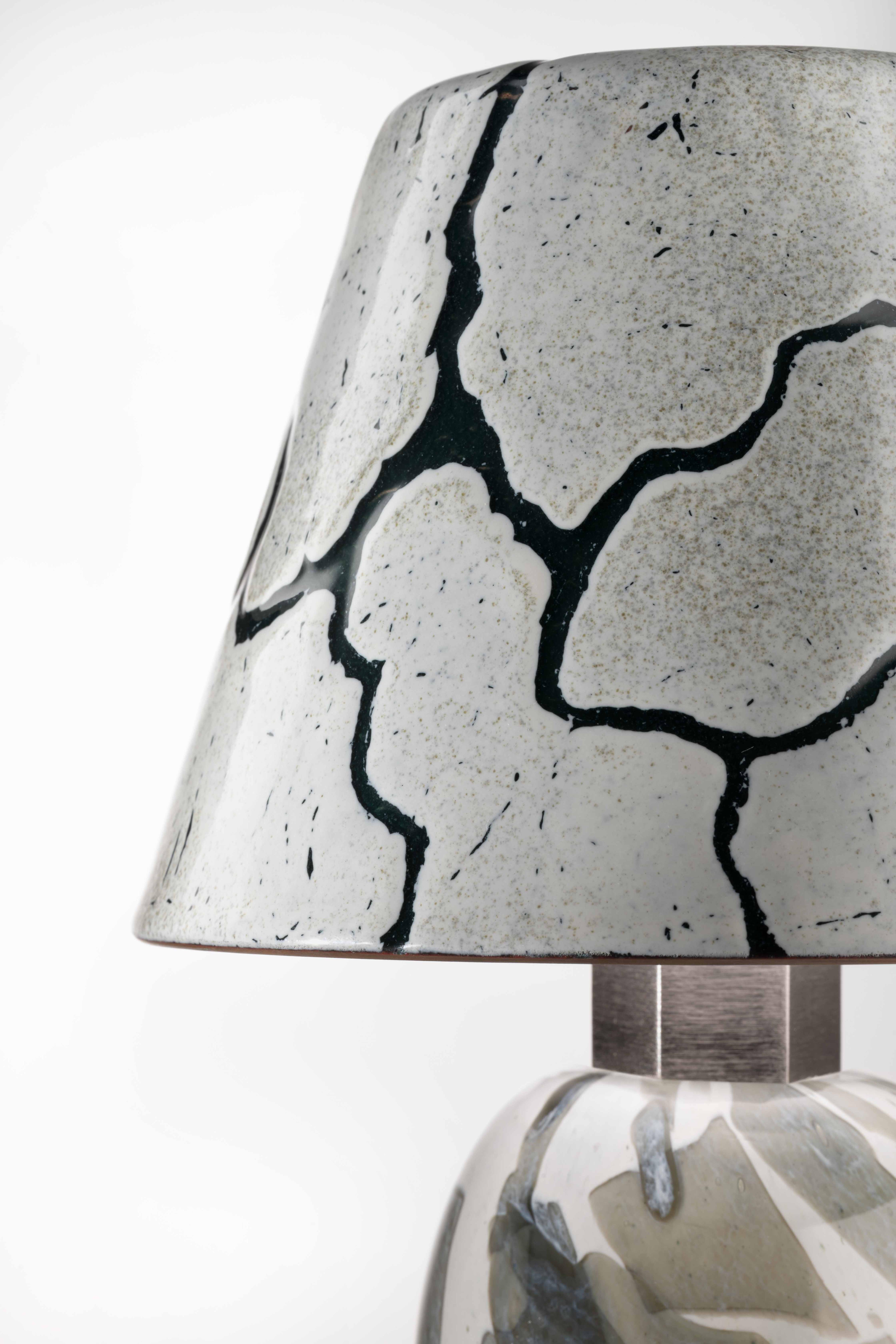 Alchimie, la capsule collection nata dalla collaborazione tra Incalmi e Debonademeo, riesce nel suo intento di trasformare la polvere di vetro in qualcosa di diverso. Vasi, vassoi e lampade sviluppano il potenziale del vetro di Murano e del metallo,