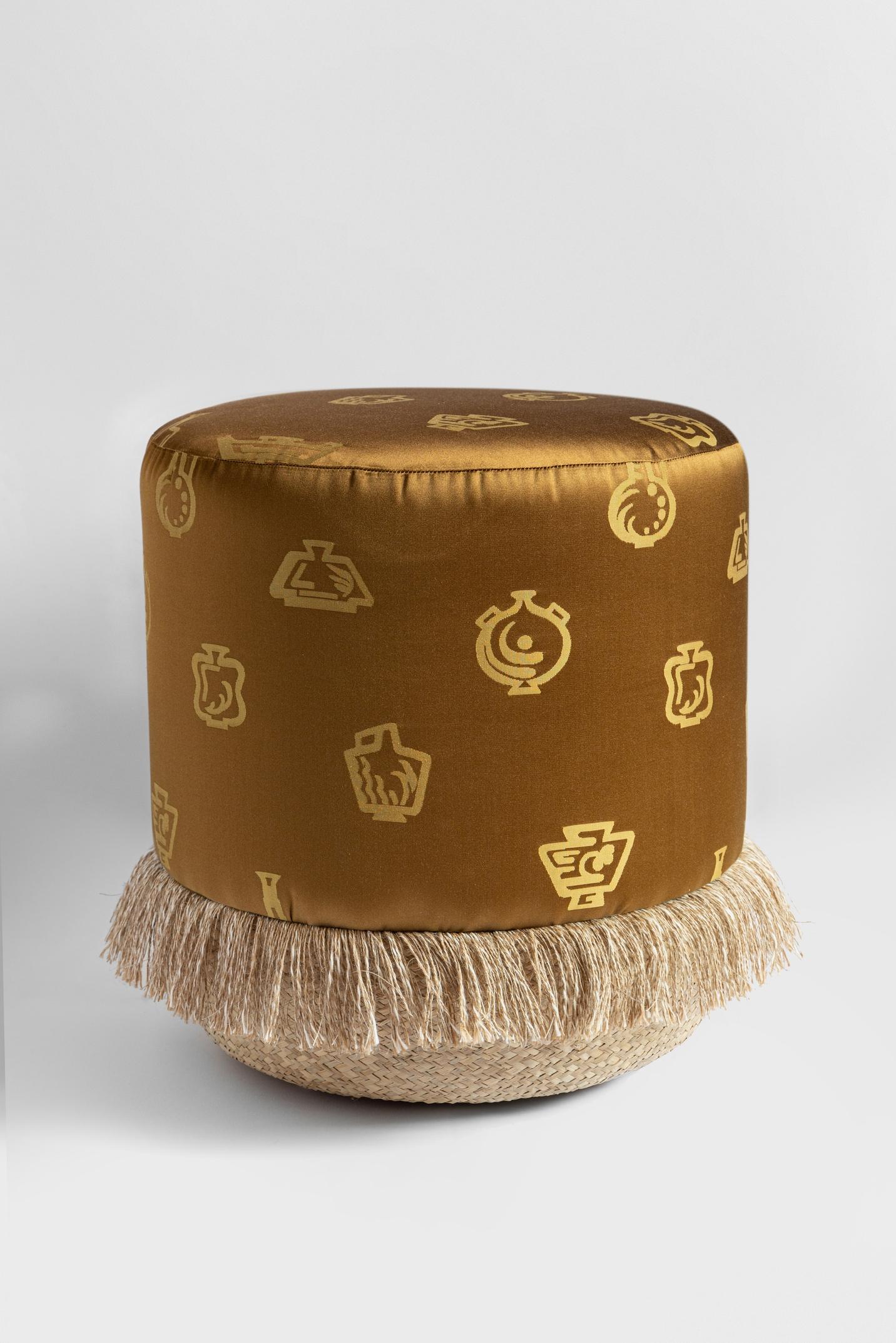 Los pufs Grand Tour de Vito Nesta son un complemento de arredo único, ecléctico emblema del Made in Italy. Cada puf está compuesto por una parte superior de madera, los tejidos son una exclusiva para Grand Tour de la renombrada fábrica Rubelli,