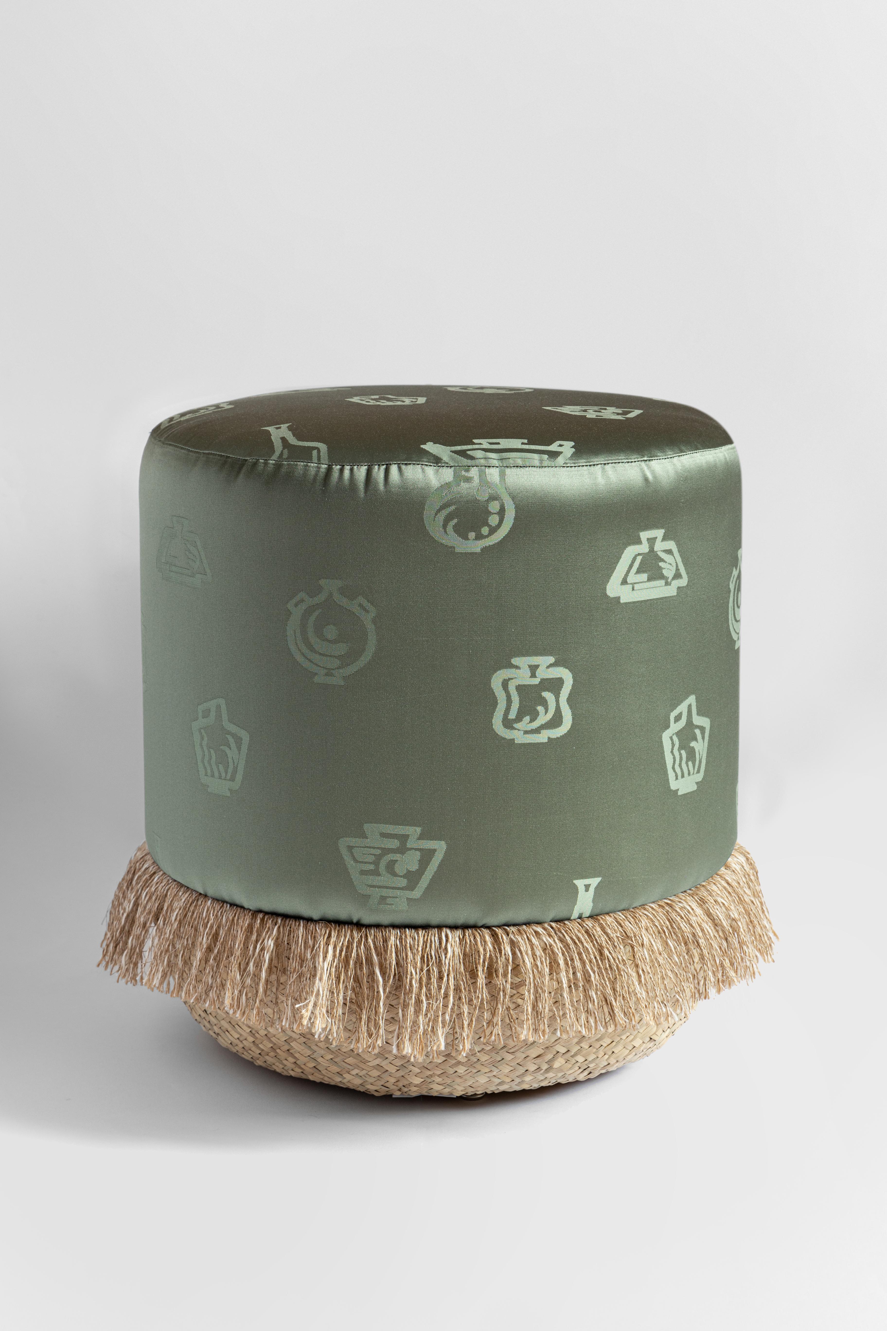 Los pufs Grand Tour de Vito Nesta son un complemento de arredo único, ecléctico emblema del Made in Italy. Cada puf está compuesto por una parte superior de madera, los tejidos son una exclusiva para Grand Tour de la renombrada fábrica Rubelli,