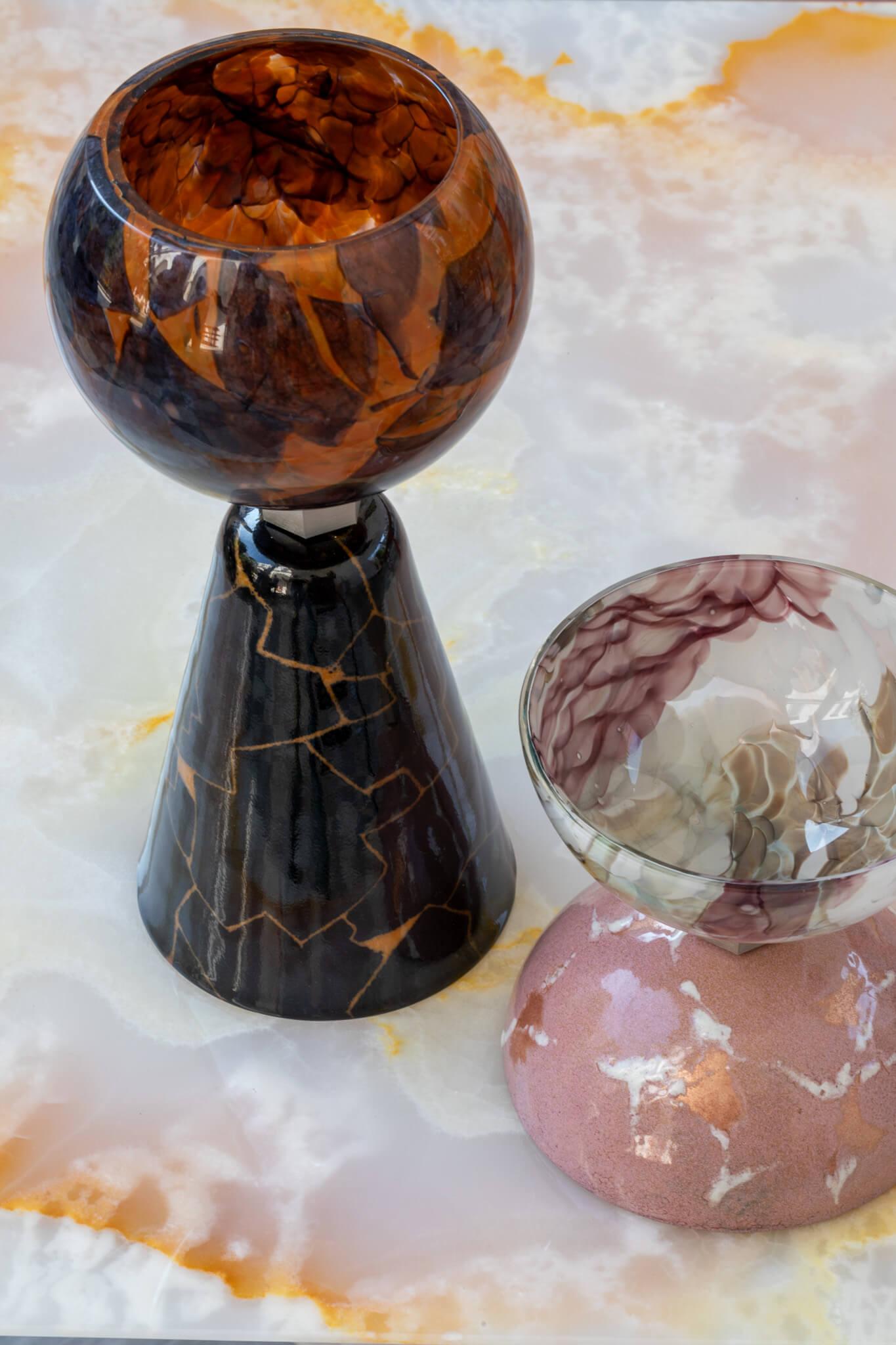 Alchimie, la capsule collection nata dalla collaborazione tra Incalmi e Debonademeo, riesce nel suo intento di trasformare la polvere di vetro in qualcosa di diverso. Vasi, vassoi e lampade sviluppano il potenziale del vetro di Murano e del metallo,