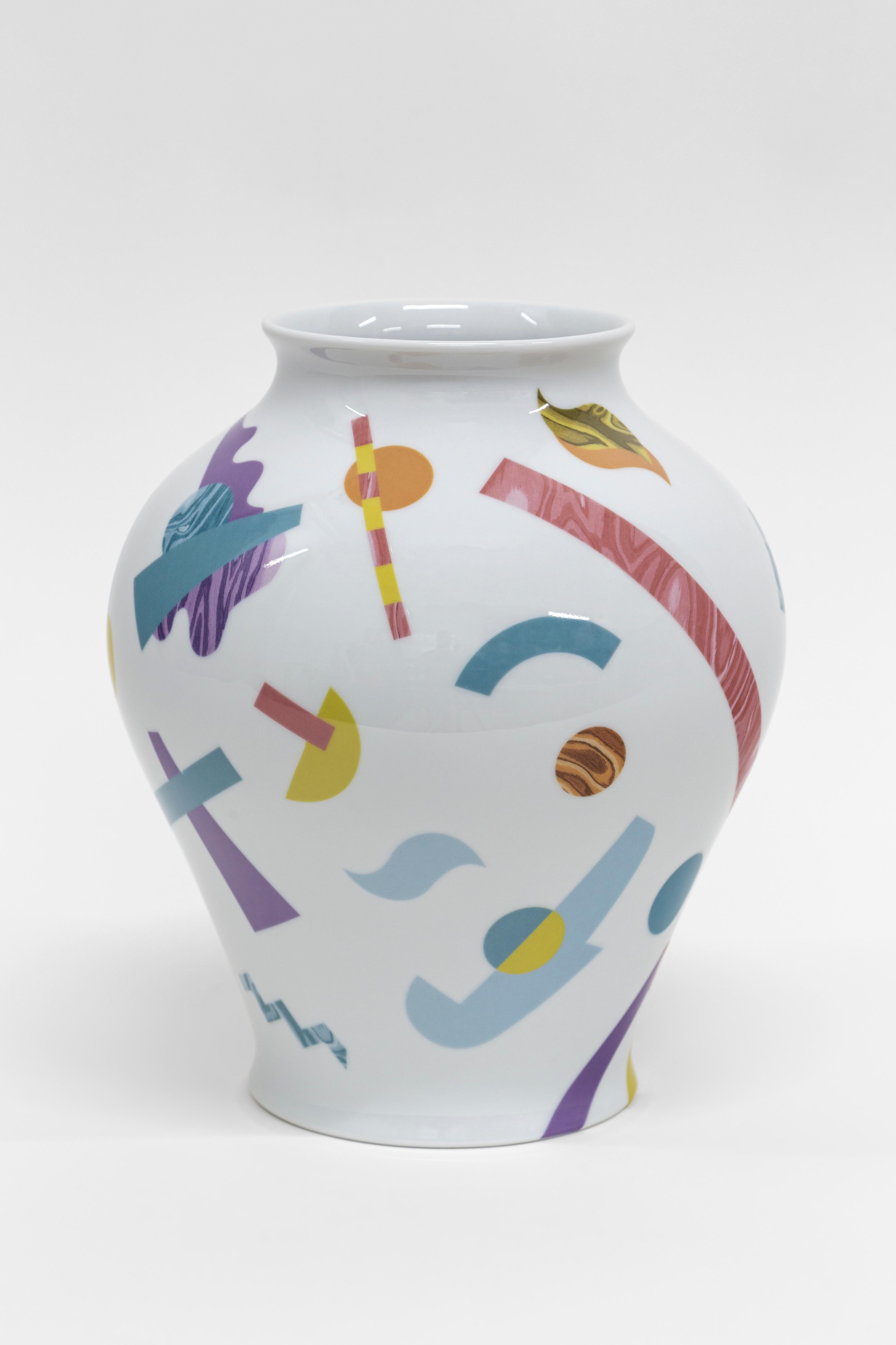 Italiano Vaso in porcellana Alchimie Contemporary con design decorativo di Vito Nesta h27cm in vendita