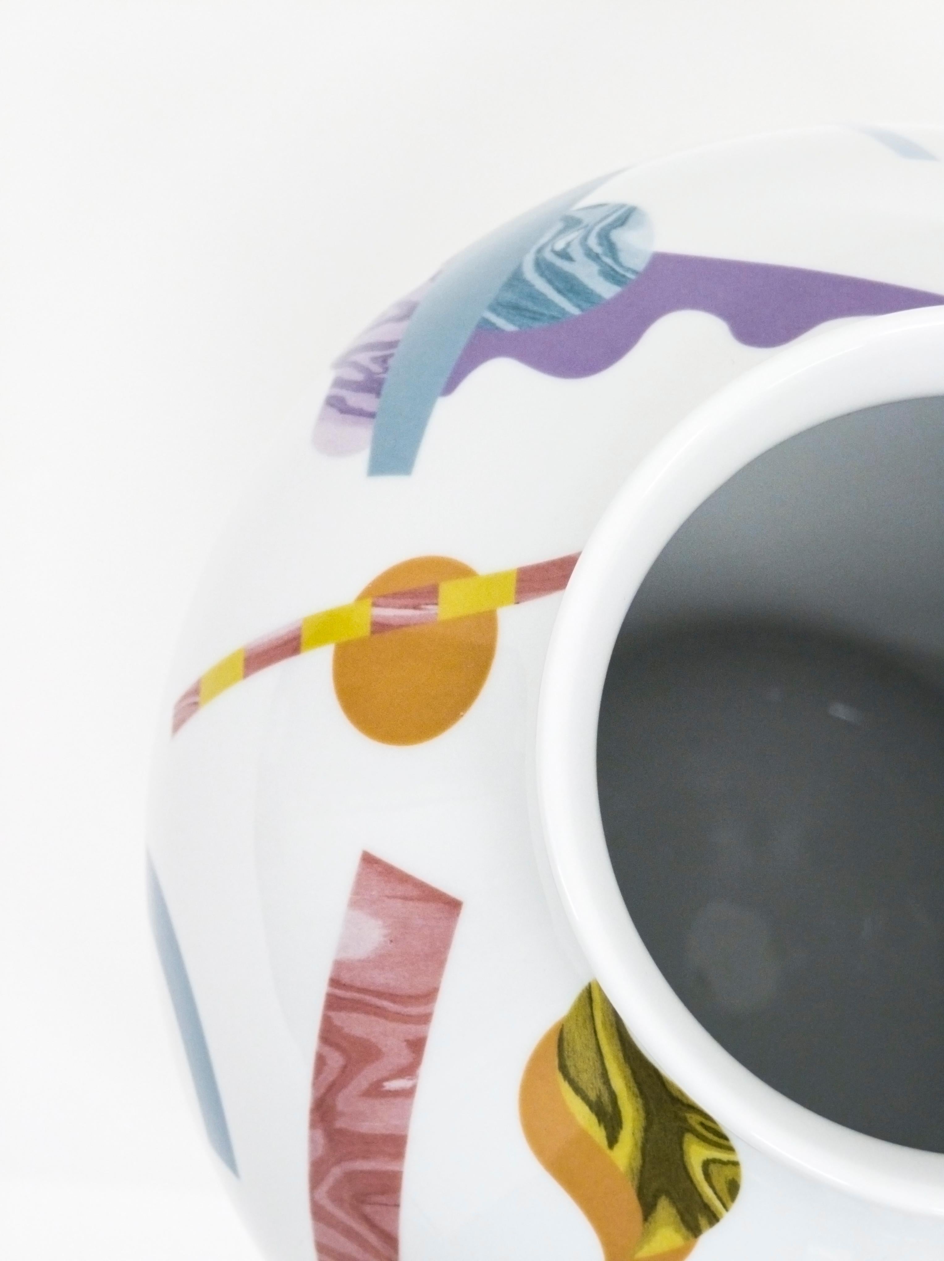 Vaso in porcellana Alchimie Contemporary con design decorativo di Vito Nesta h27cm in vendita 1