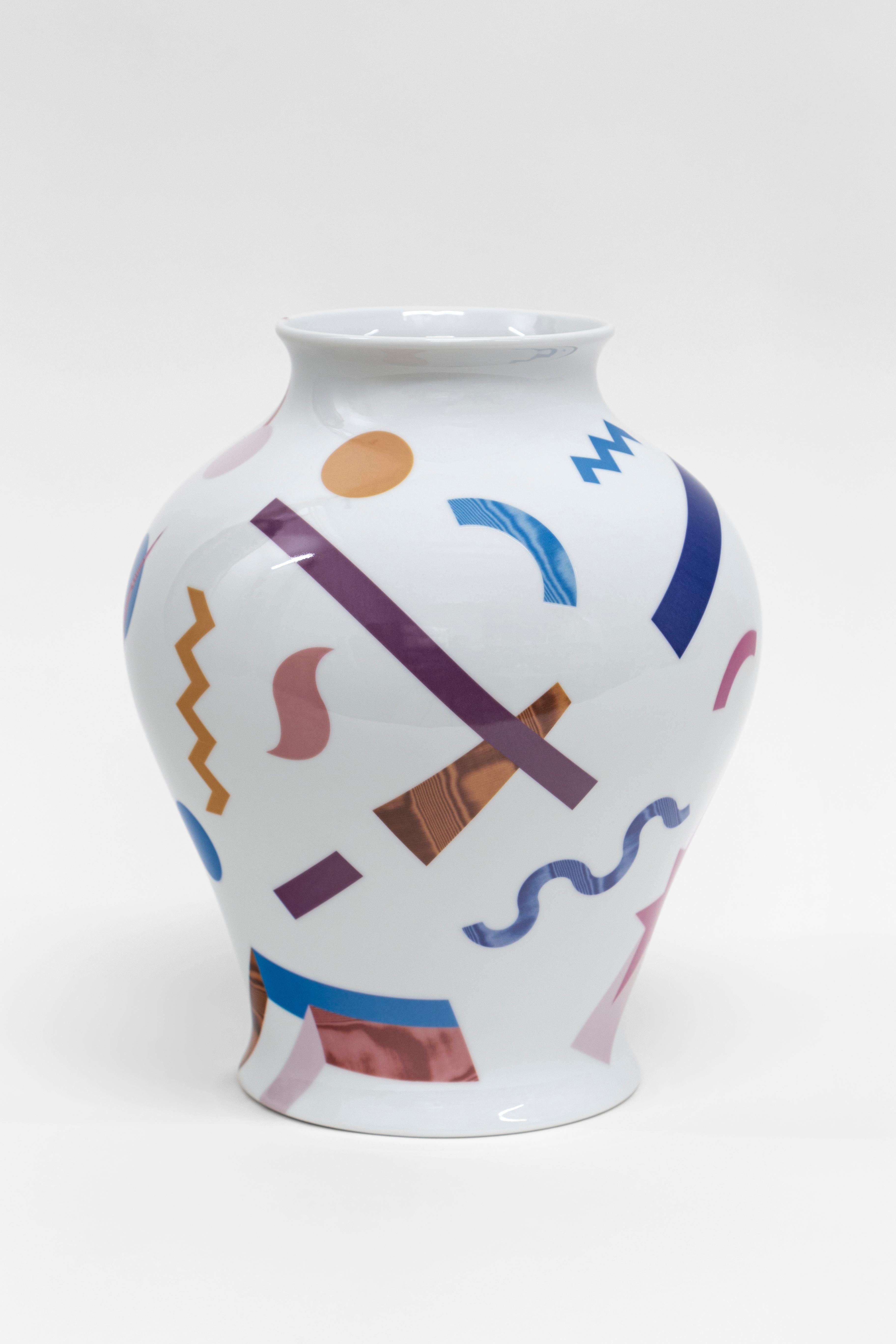 Italiano Vaso in porcellana Alchimie Contemporary con design decorativo di Vito Nesta h32cm in vendita
