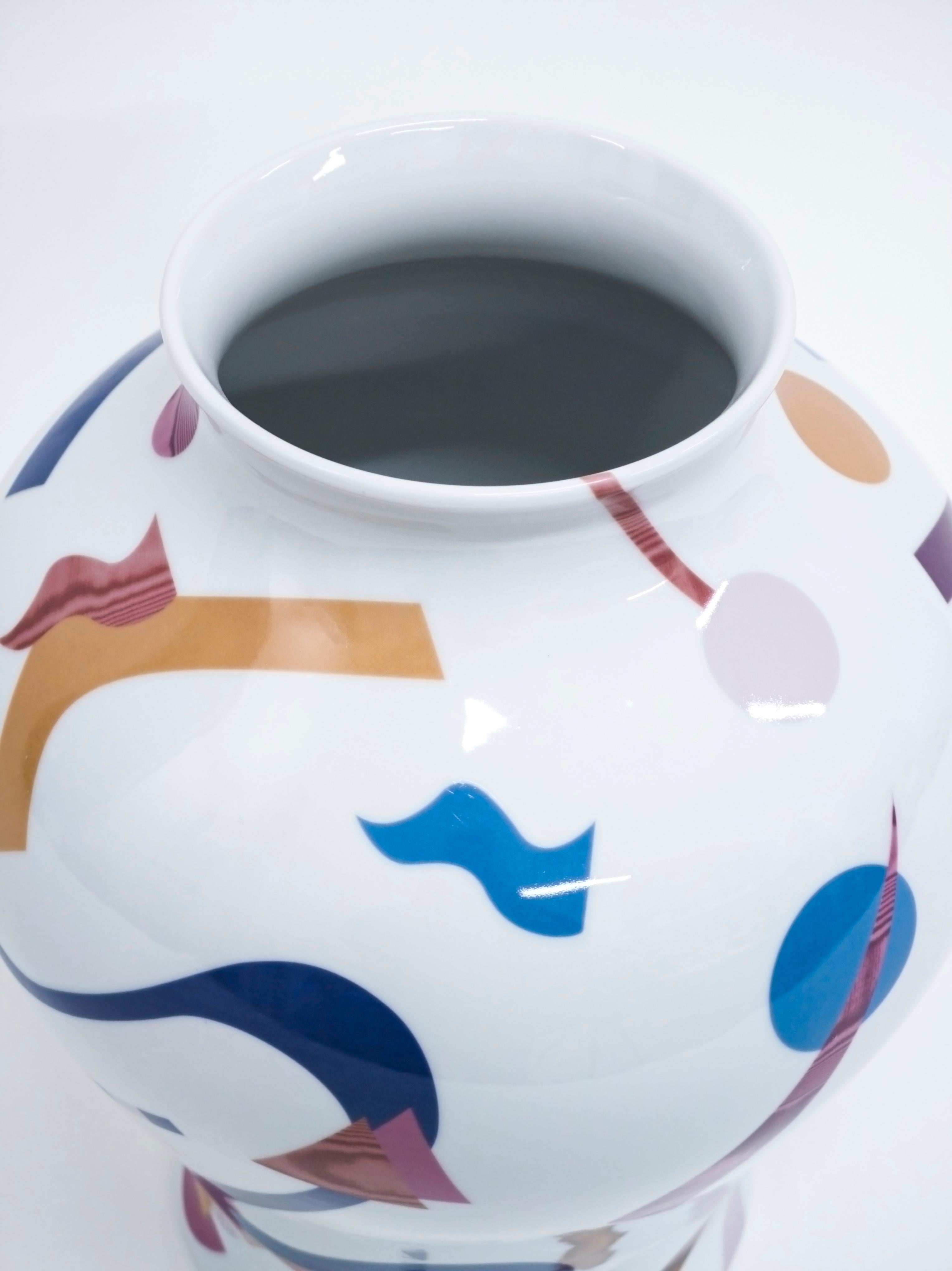 Vaso in porcellana Alchimie Contemporary con design decorativo di Vito Nesta h32cm In condizioni Nuovo in vendita a Milano, Lombardia