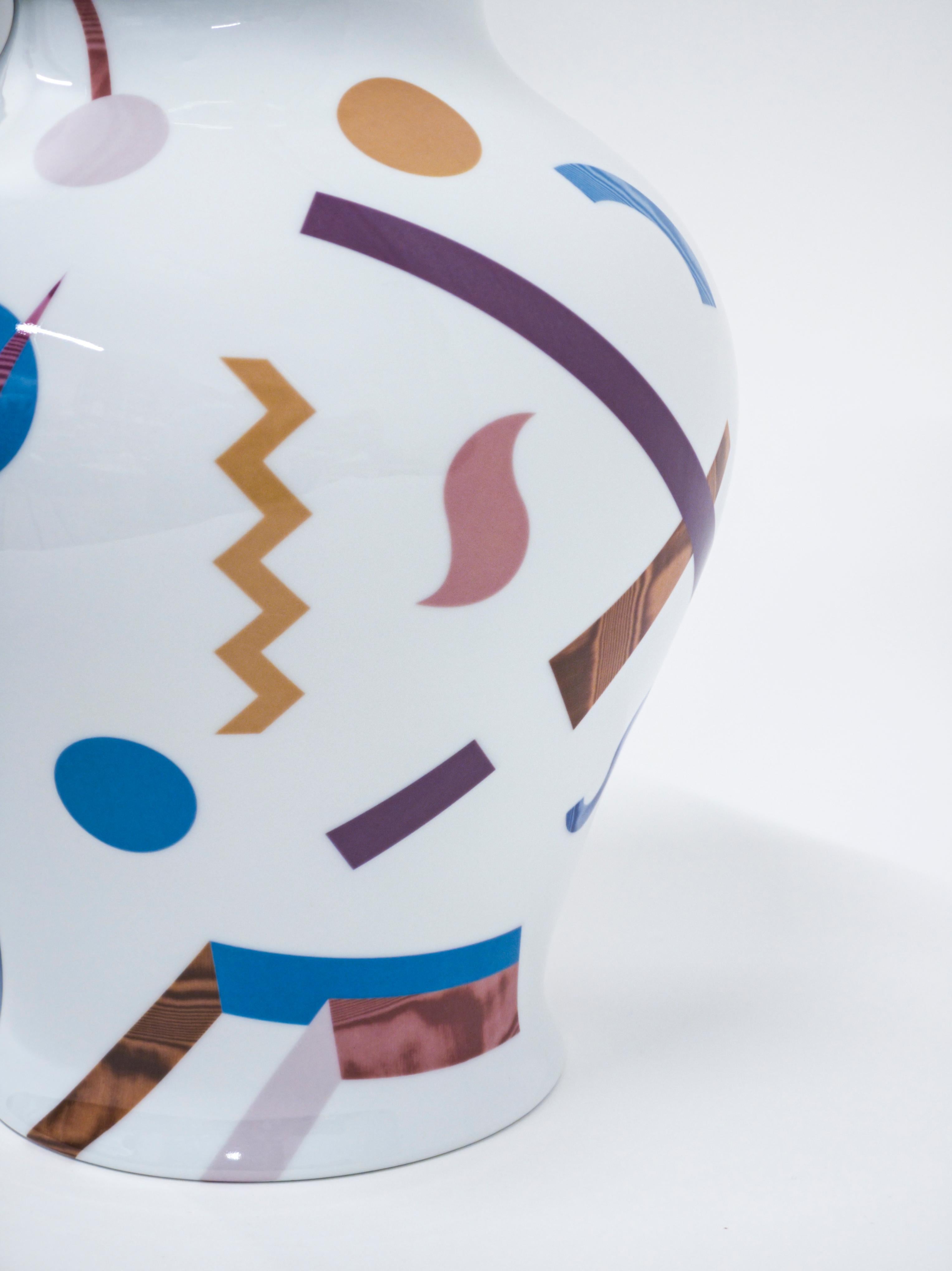 XXI secolo e contemporaneo Vaso in porcellana Alchimie Contemporary con design decorativo di Vito Nesta h32cm in vendita