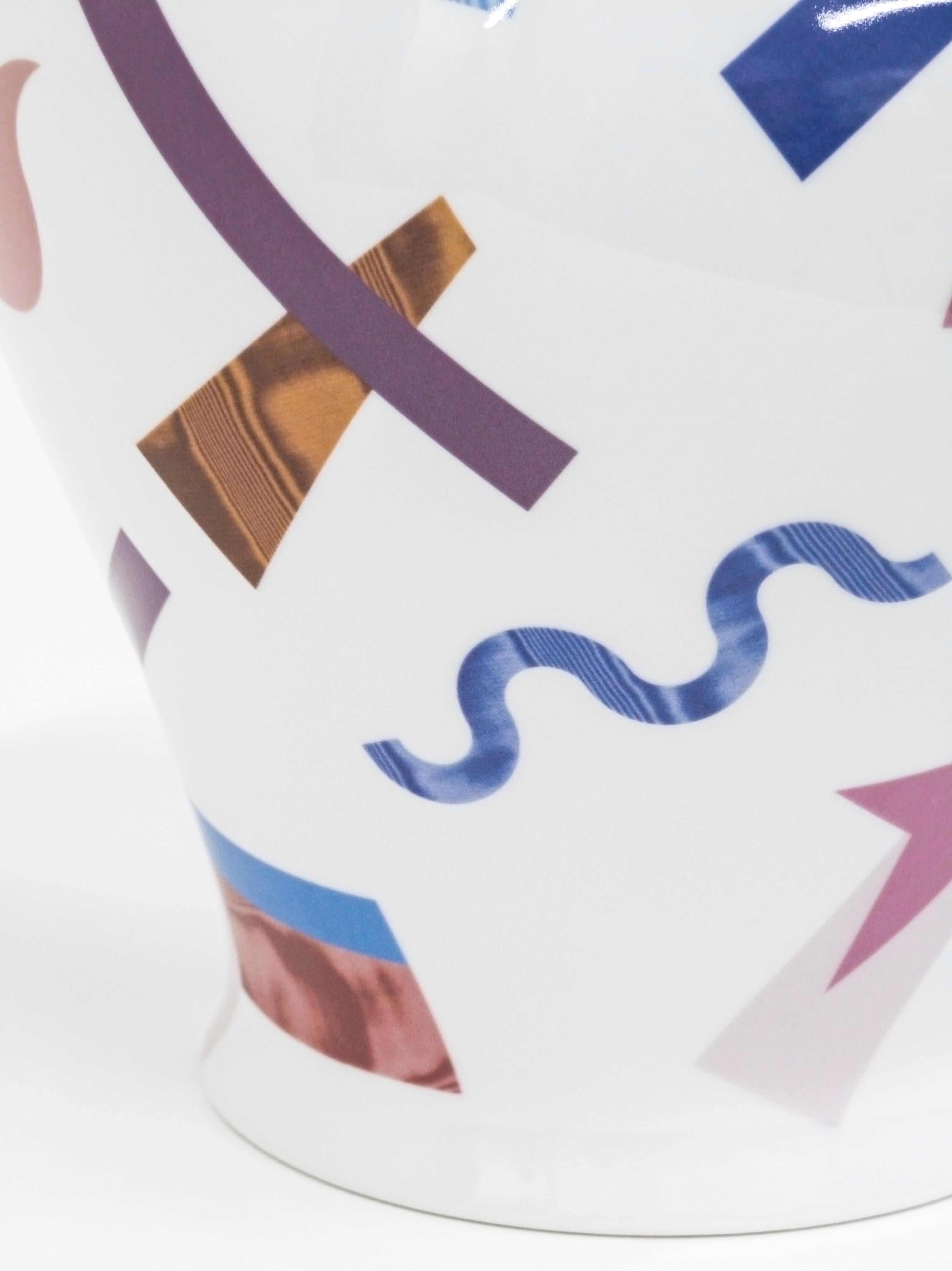 Vaso in porcellana Alchimie Contemporary con design decorativo di Vito Nesta h32cm in vendita 1