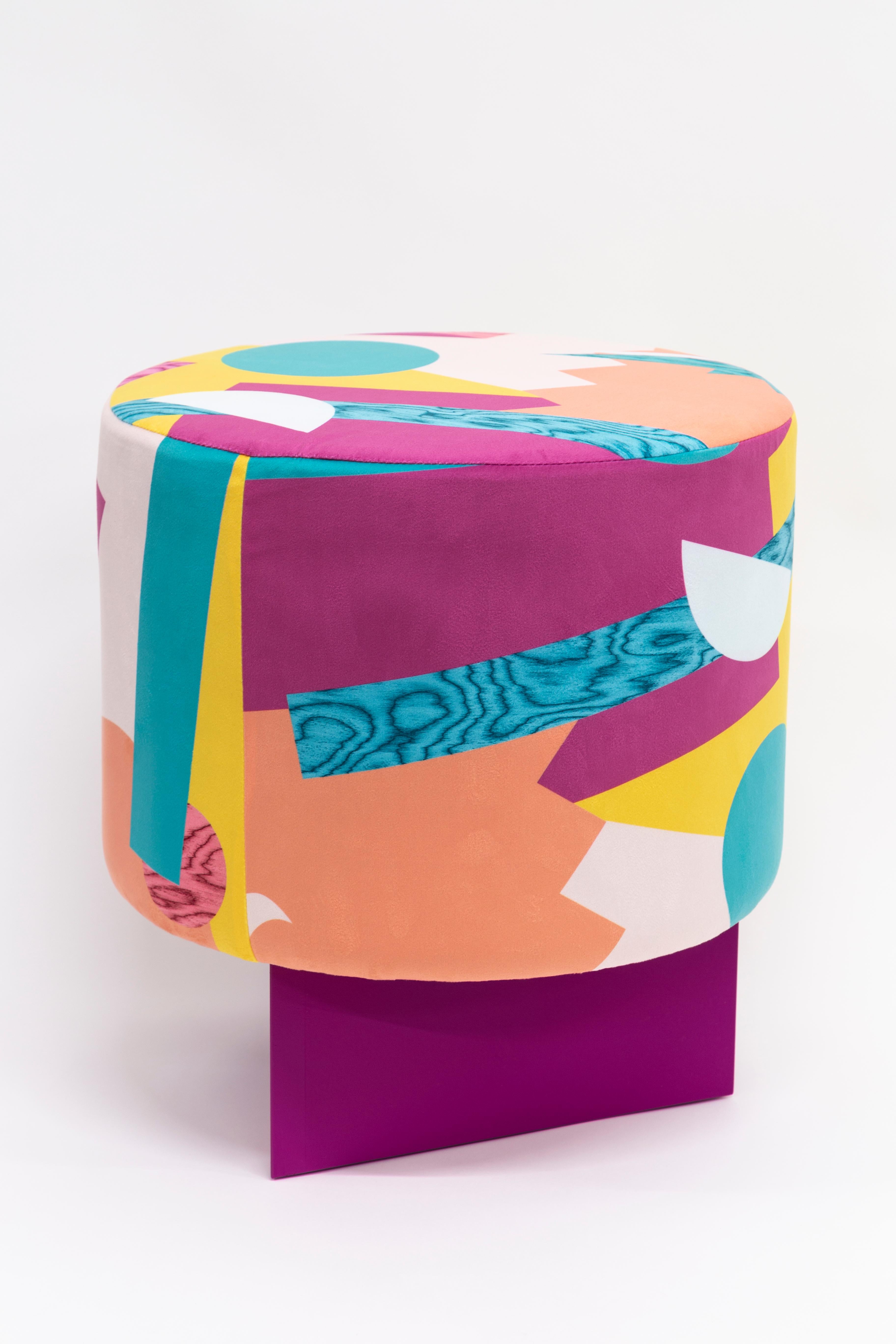 Les poufs Grand Tour by Vito Nesta sont un complément d'ardoise unique, emblème éclectique du Made in Italy. Chaque pouf est composé d'une partie supérieure morbide, en velin estampillé dans la province de Como, tandis que la structure est produite