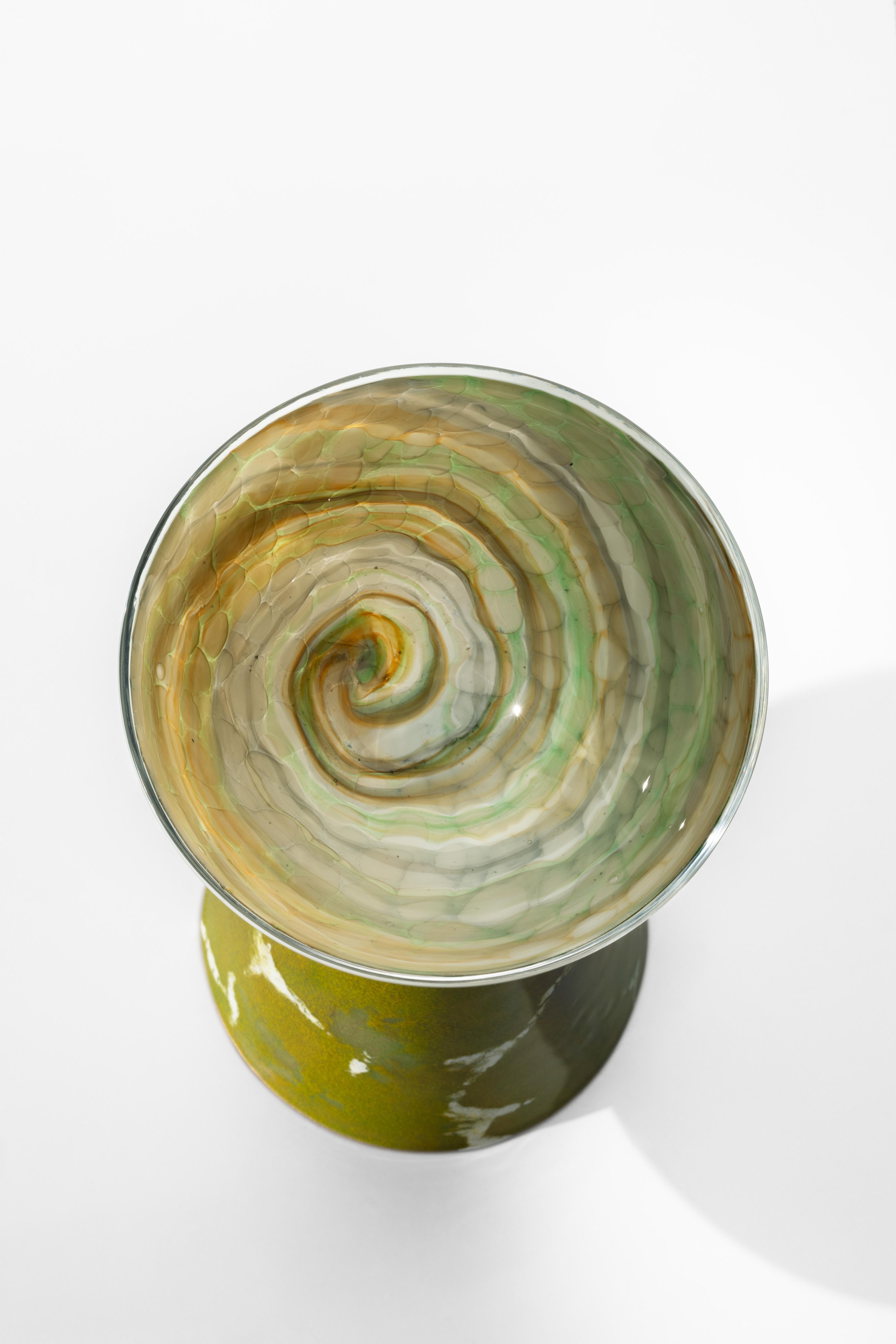 Alchimie, la capsule collection nata dalla collaborazione tra Incalmi e Debonademeo, riesce nel suo intento di trasformare la polvere di vetro in qualcosa di diverso. Vasi, vassoi e lampade sviluppano il potenziale del vetro di Murano e del metallo,
