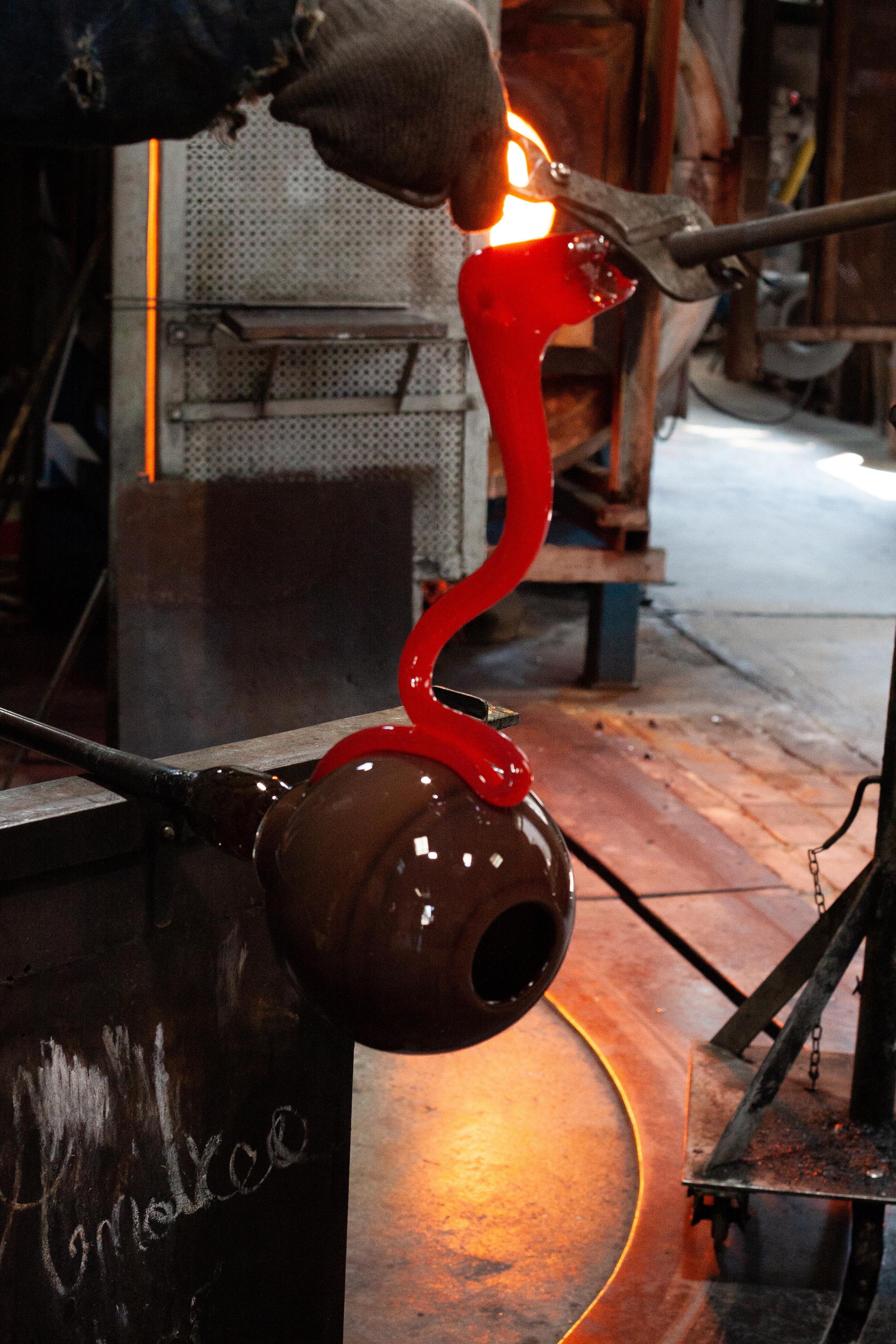 Alcione Contemporary Hand Blown Murano Glass Coral Red Vase by Ermes Glass In New Condition For Sale In Milano, IT