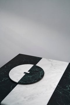 Plato redondo decorativo ALCM en mármol Verde Alpi y mármol de Carrara, de Bufalini Design