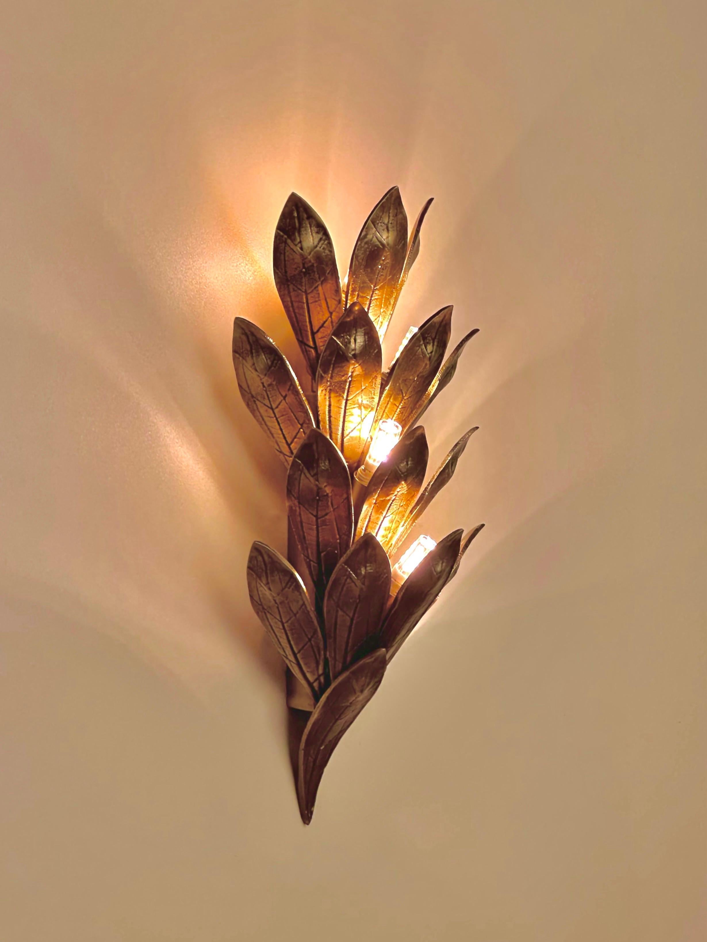 ALCORON Sculptural Brass Casting Wall Sconce - ein Meisterwerk der Handwerkskunst und Eleganz, das über konventionelle Beleuchtung hinausgeht. Diese außergewöhnliche Wandleuchte ist eine Hommage an die Schönheit der Natur. Sie wurde sorgfältig