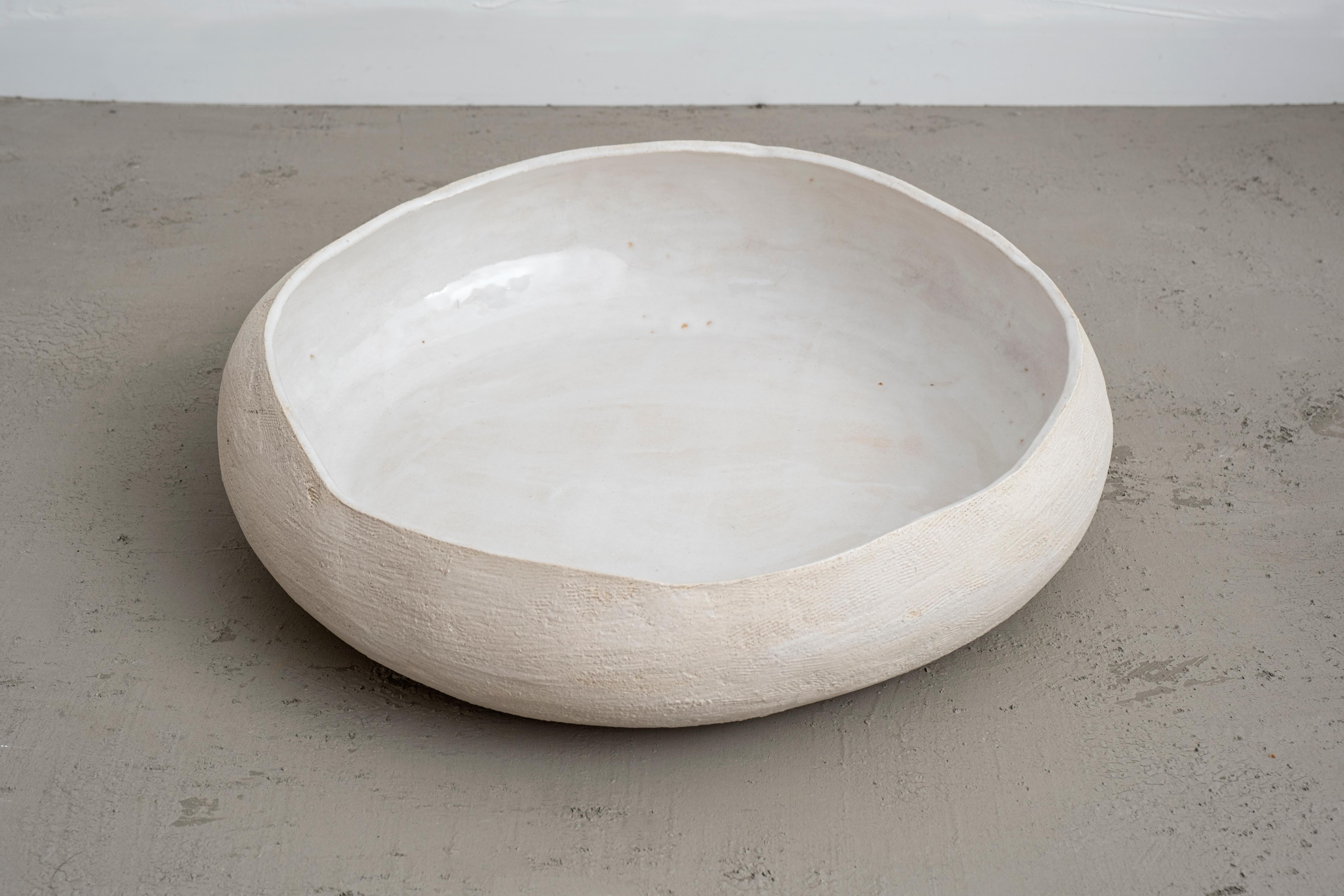 Alcove #9 sculpture de Margaux Leycuras
Unique en son genre, Signé et numéroté
Dimensions : D 53 x H 51 cm.
MATERIAL : Grès sablonneux avec un engobe de porcelaine et une glaçure blanche à l'intérieur.

La pièce est signée, numérotée et livrée avec
