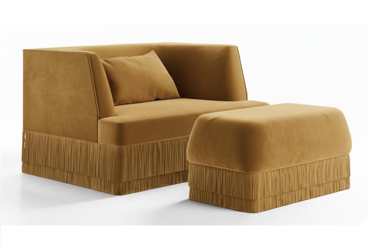 Moderno Poltrona e ottomana Alcove in velluto di alpaca miele con base a frange coordinata in vendita