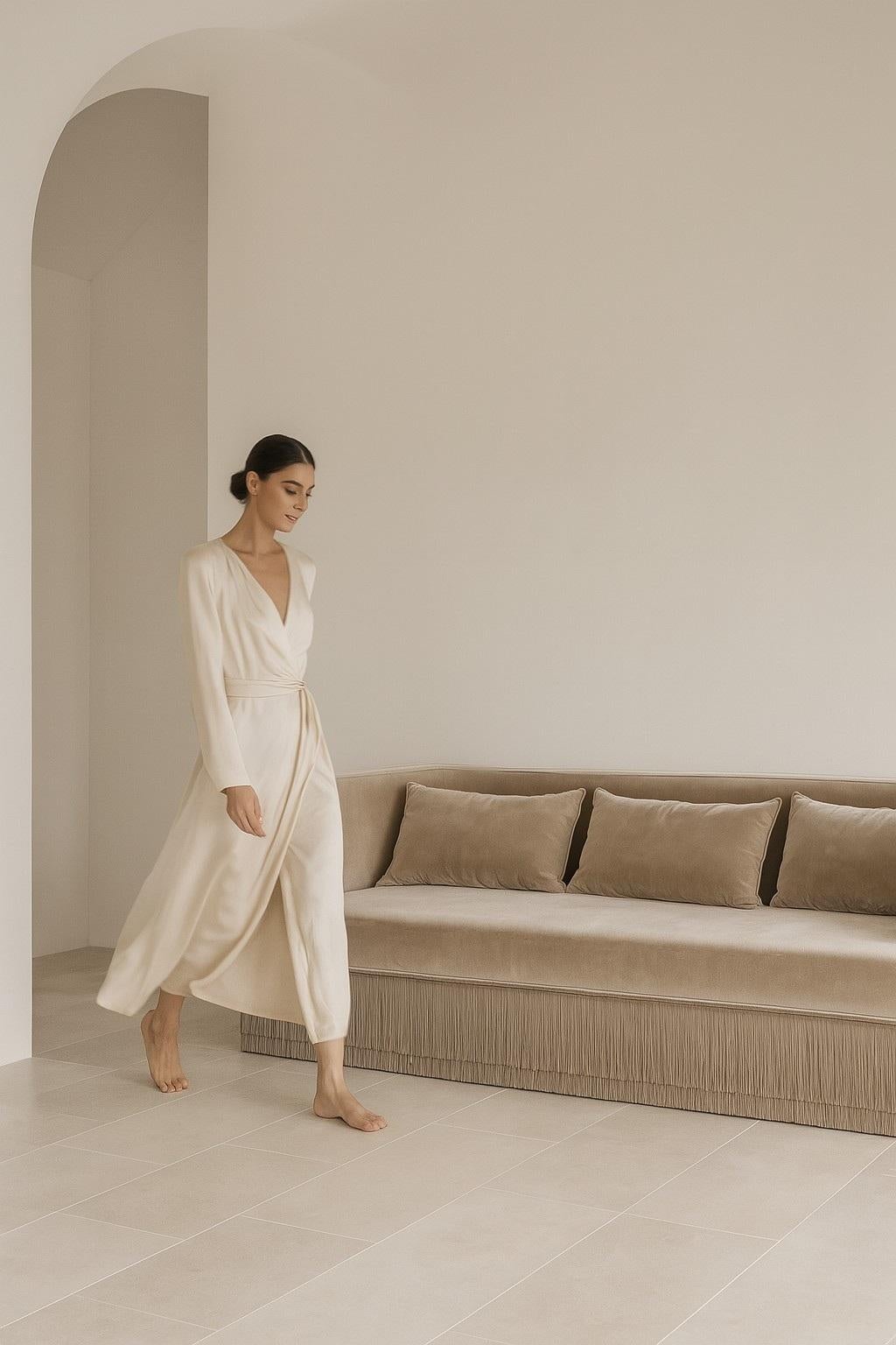 Tissu d'ameublement Ensemble fauteuil et pouf Alcove en velours miel et base frangée par Sidani Design en vente