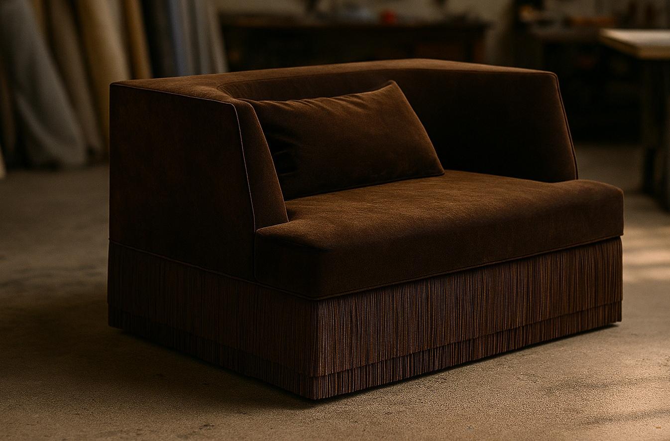 Ensemble fauteuil et pouf Alcove en velours miel et base frangée par Sidani Design en vente 4