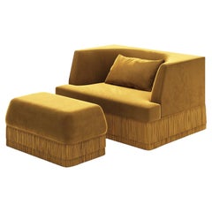 Poltrona e ottomana Alcove in velluto di alpaca miele con base a frange coordinata
