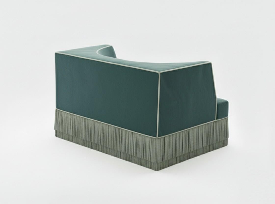 Une pièce sculpturale définie par sa silhouette architecturale et sa forme introspective. Le canapé Alcove présente un extérieur audacieux - rectangulaire et linéaire - qui révèle délicatement une courbe intérieure douce et concave. Le Design/One