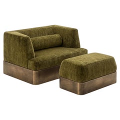 Poltrona Alcove e pouf in lana mohair color oliva con base laccata in bronzo affumicato