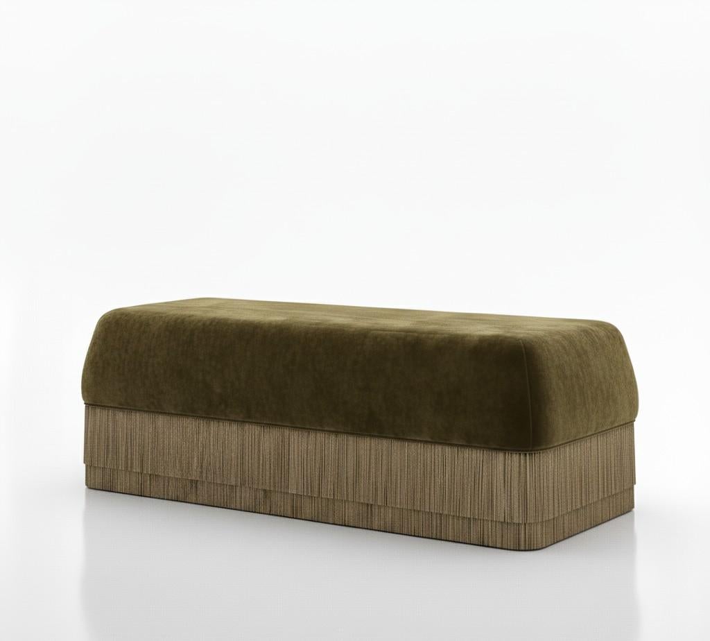 Moderne Banc Alcove tapissé de velours olive avec jupe à franges Sidani Design en vente