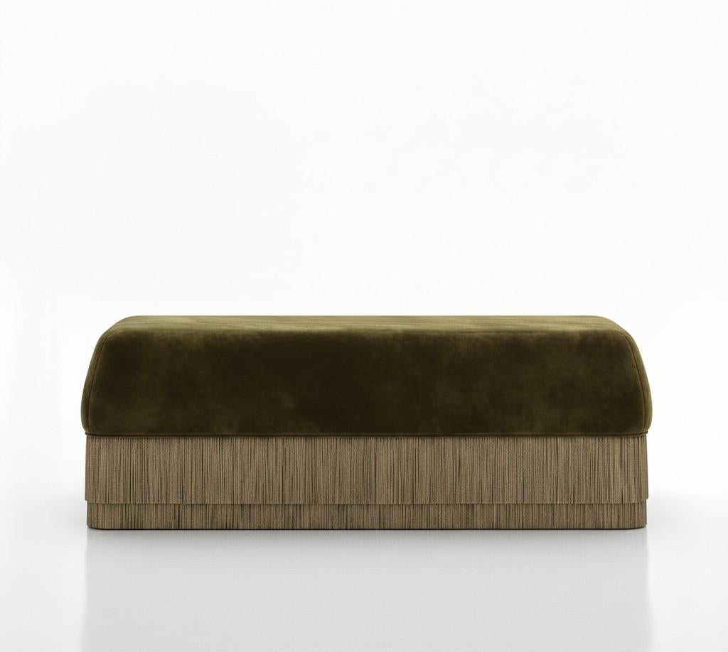 XXIe siècle et contemporain Banc Alcove tapissé de velours olive avec jupe à franges Sidani Design en vente