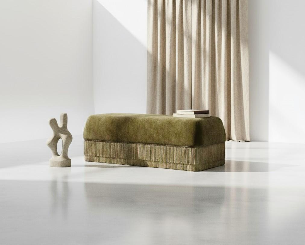 Tissu d'ameublement Banc Alcove tapissé de velours olive avec jupe à franges Sidani Design en vente