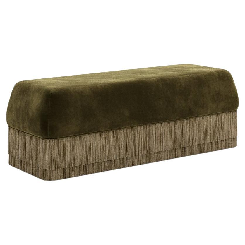 Banc Alcove tapissé de velours olive avec jupe à franges Sidani Design en vente