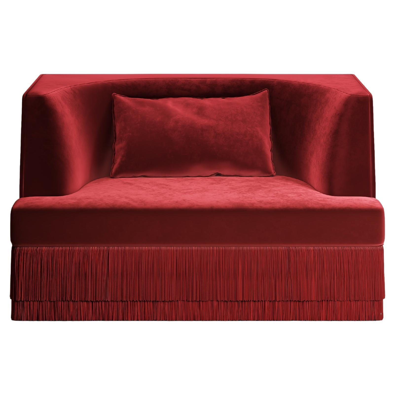 Un pezzo scultoreo definito dalla sua Silhouette architettonica e dalla sua forma introspettiva. Il divano Alcove abbraccia un esterno audace - rettangolare e lineare - che rivela delicatamente una curva interna morbida e concava. Il design evoca la