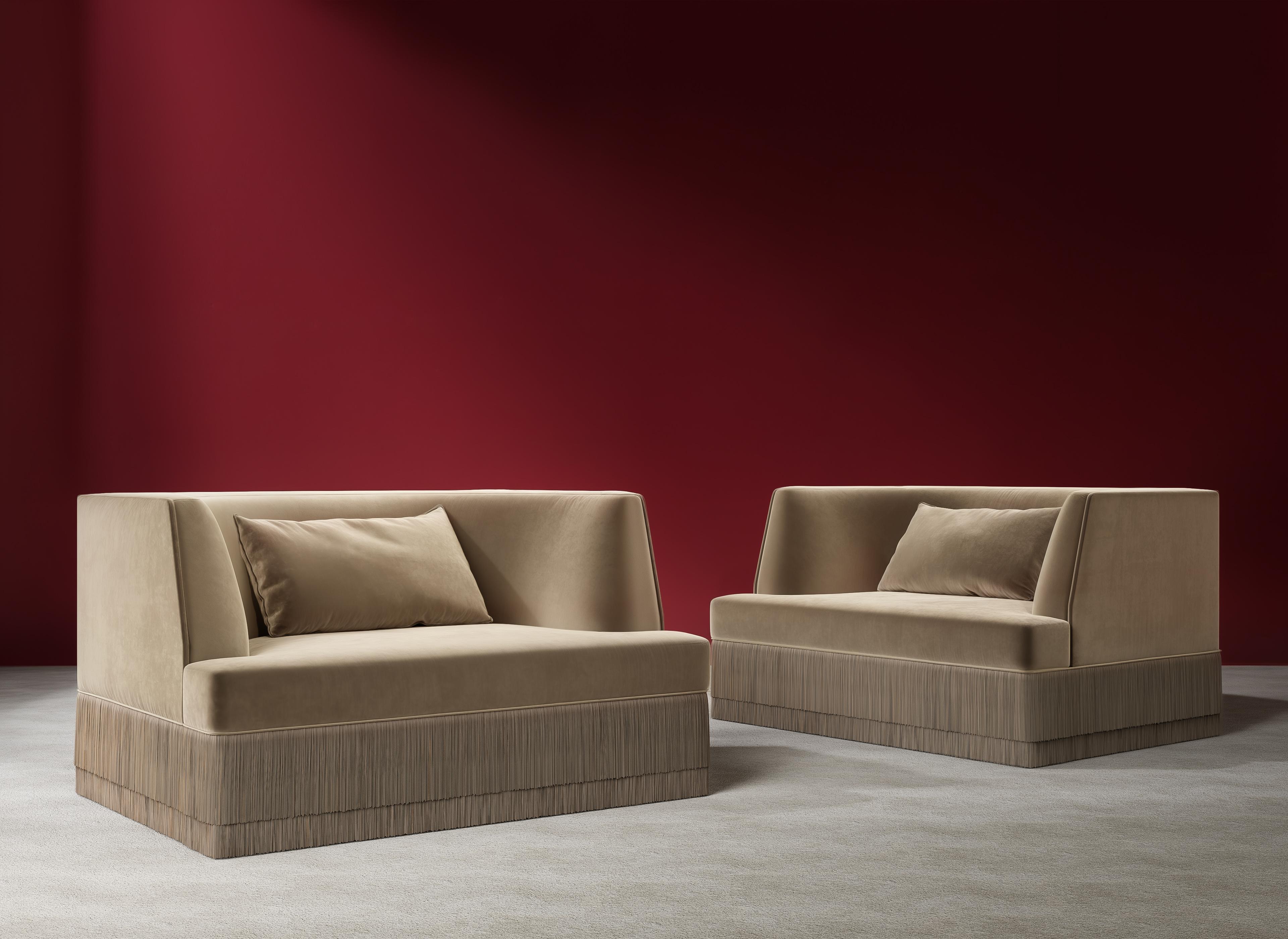 Alcove Contemporary Linear Armchair With Curved Back In Alpaca Sand Velvet Moderno en venta