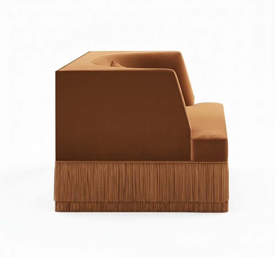 Poltrona lineare contemporanea Alcove con base a frange in velluto color cioccolato in vendita 1