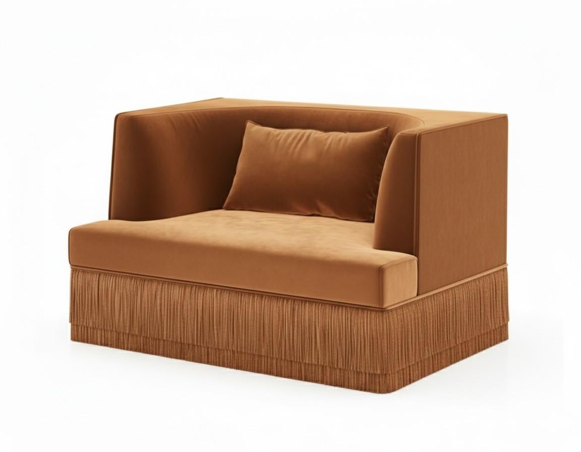 Un pezzo scultoreo definito dalla sua Silhouette architettonica e dalla sua forma introspettiva. Il divano Alcove abbraccia un esterno audace - rettangolare e lineare - che rivela delicatamente una curva interna morbida e concava. Il design evoca la