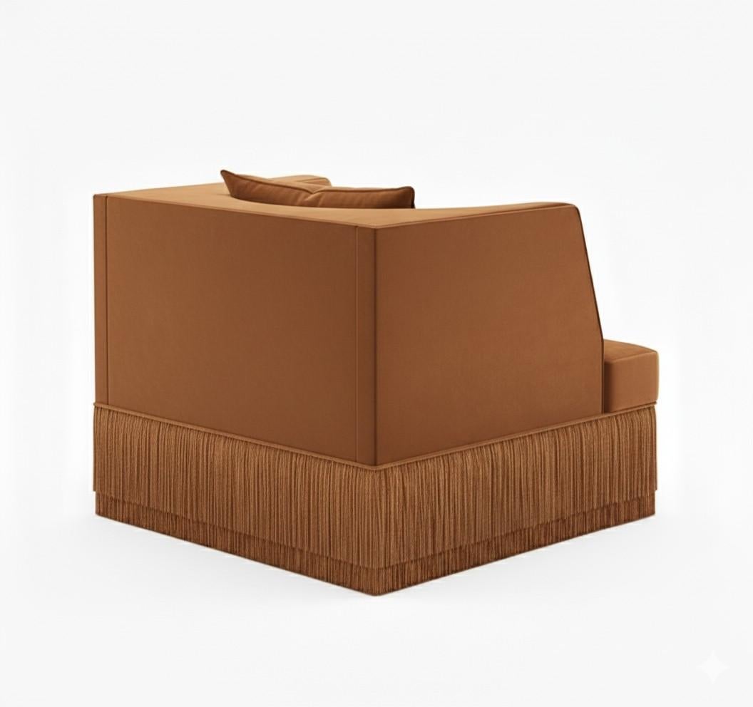 Portoghese Poltrona lineare contemporanea Alcove con base a frange in velluto color cioccolato in vendita