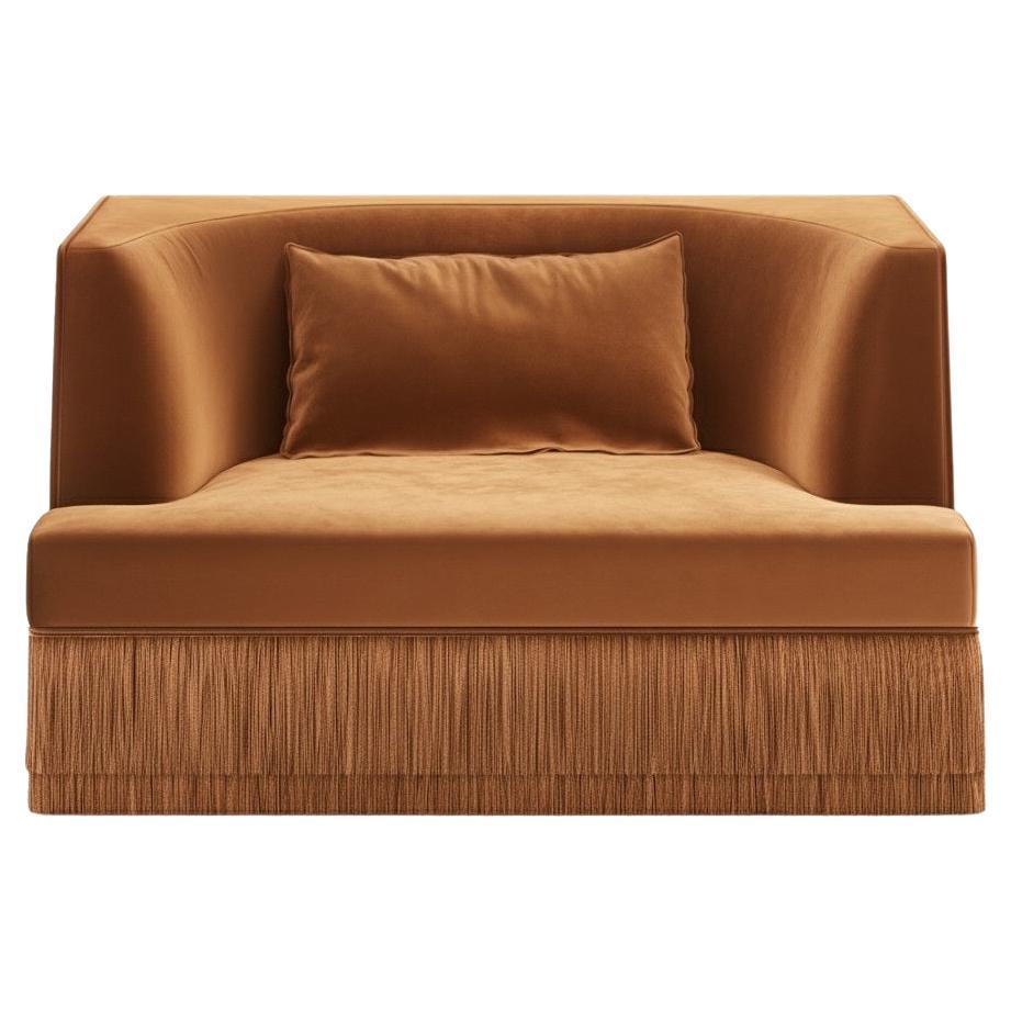 Poltrona lineare contemporanea Alcove con base a frange in velluto color cioccolato in vendita