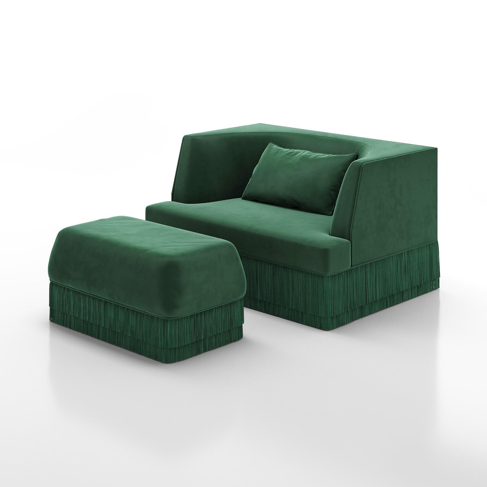 Alcove Fransensofa mit Ottomane - lineare Form & gebogene Rückenlehne aus grünem Samt im Angebot 1