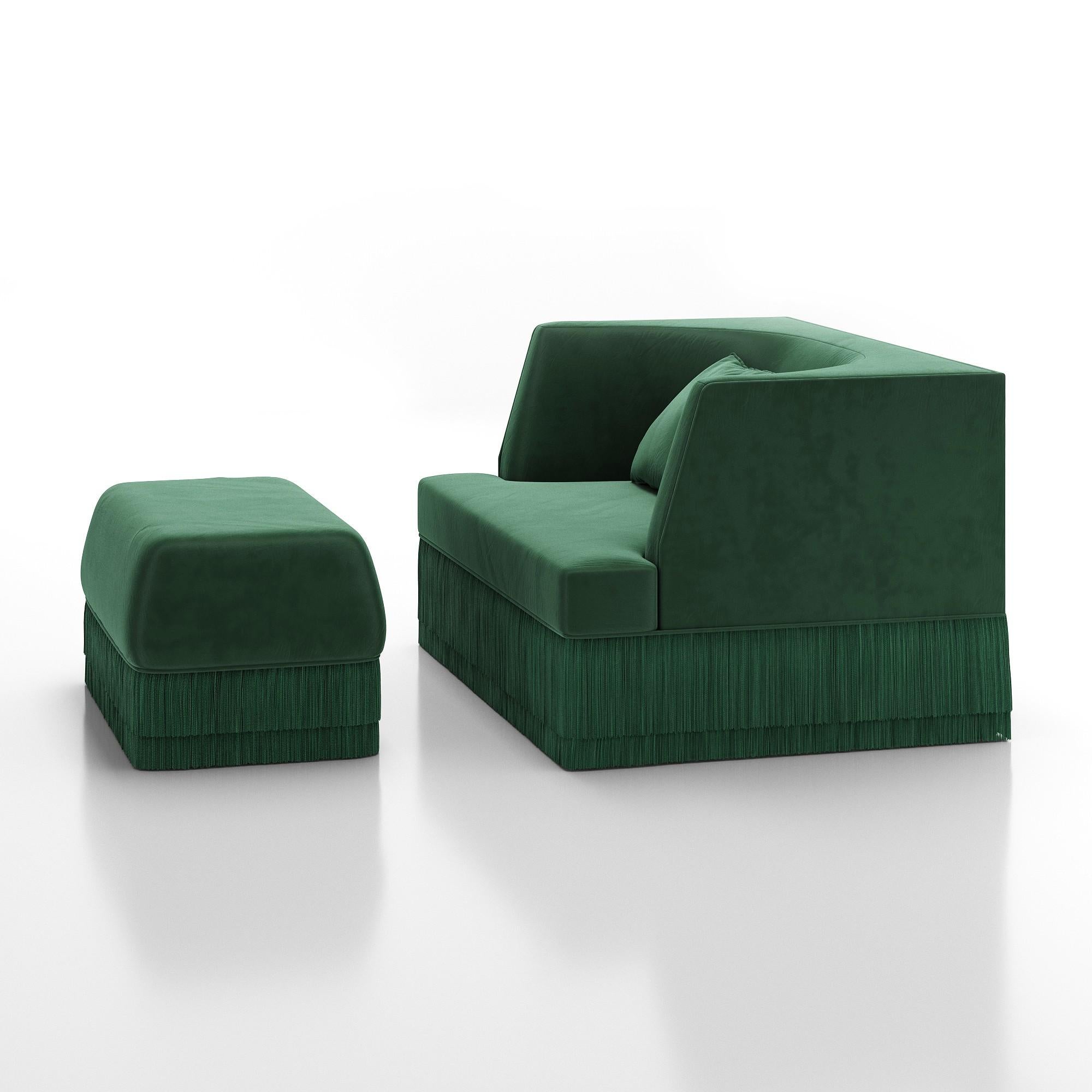 Alcove Fransensofa mit Ottomane - lineare Form & gebogene Rückenlehne aus grünem Samt (Moderne) im Angebot