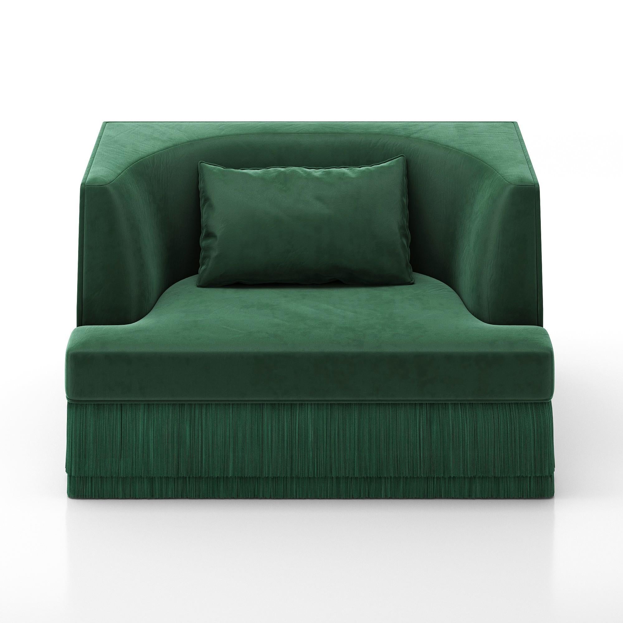 Moderne Fauteuil linéaire Alcove avec dossier incurvé en velours Greene Greene et base à franges en vente