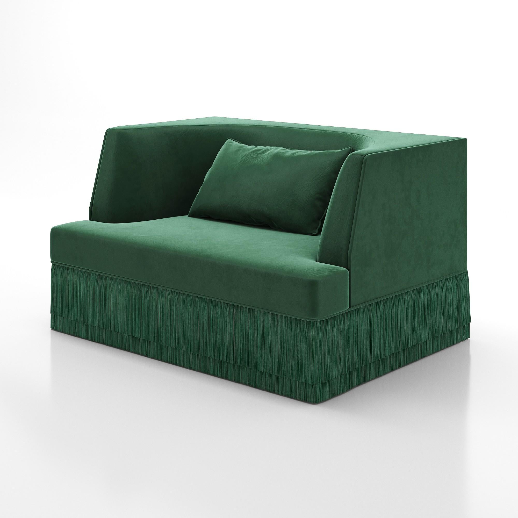 Portugais Fauteuil linéaire Alcove avec dossier incurvé en velours Greene Greene et base à franges en vente