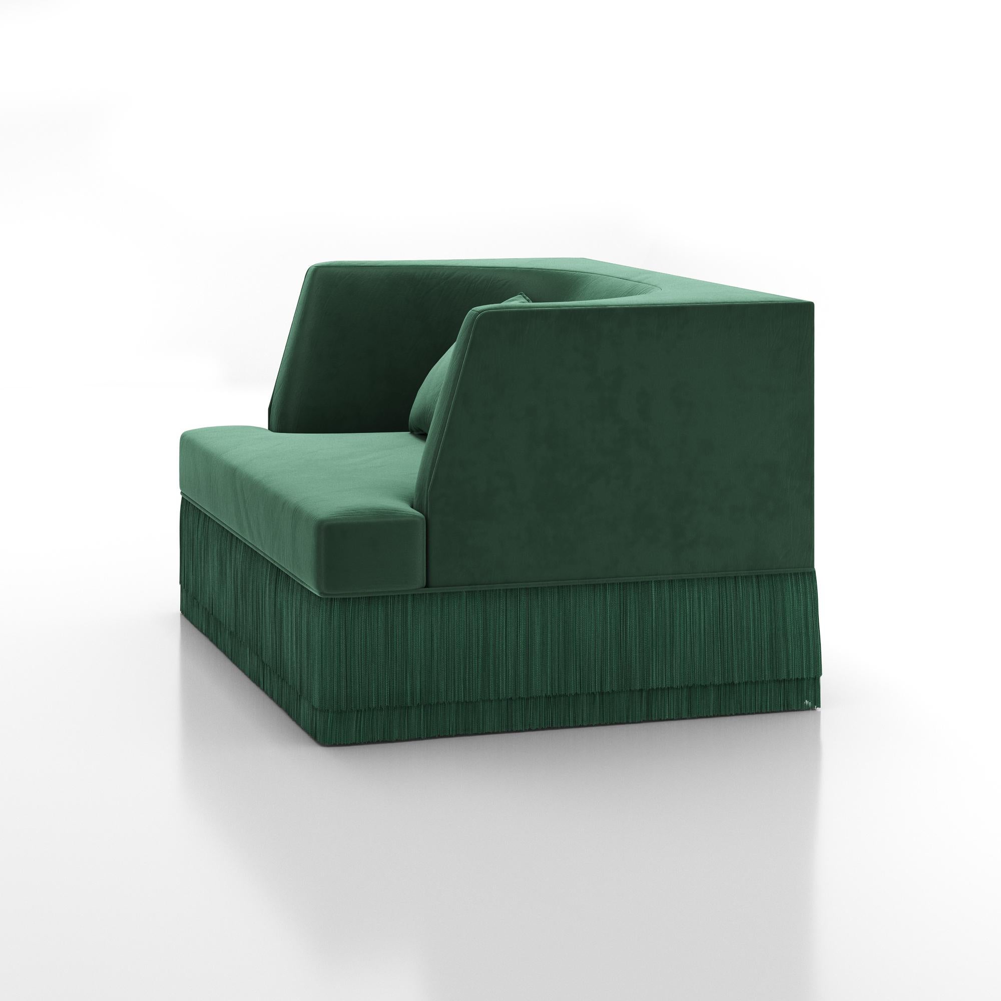 Fait main Fauteuil linéaire Alcove avec dossier incurvé en velours Greene Greene et base à franges en vente