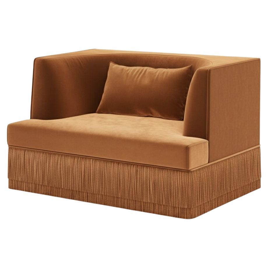 Un pezzo scultoreo definito dalla sua Silhouette architettonica e dalla sua forma introspettiva. Il divano Alcove abbraccia un esterno audace - rettangolare e lineare - che rivela delicatamente una curva interna morbida e concava. Il design evoca la