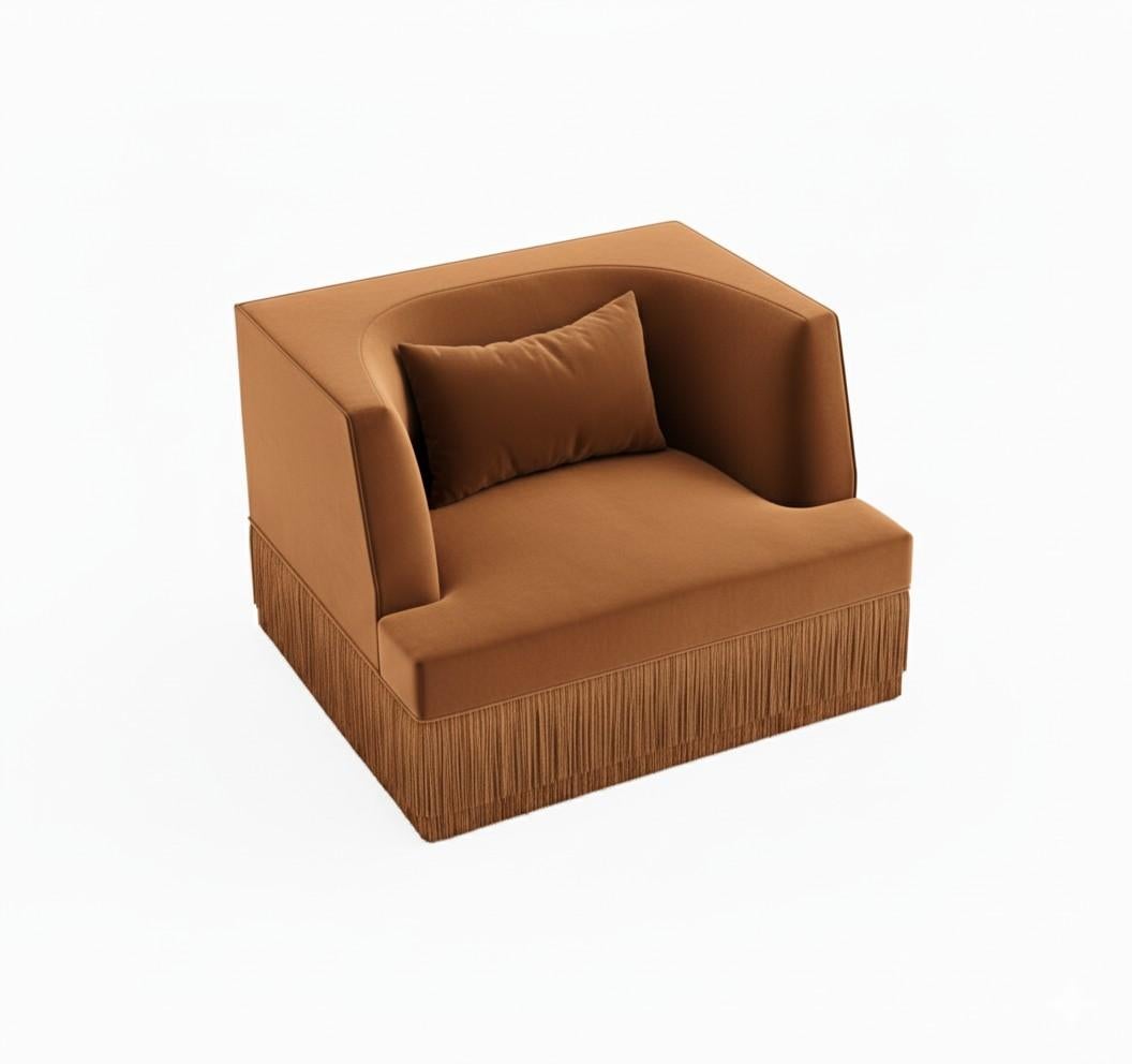 Portoghese Poltrona Alcove Linear in velluto caramello con base a frange di Sidani Design in vendita